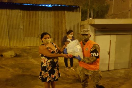 Personal de la FAP entregó 120 canastas de víveres en la parte alta de San Juan de Lurigancho