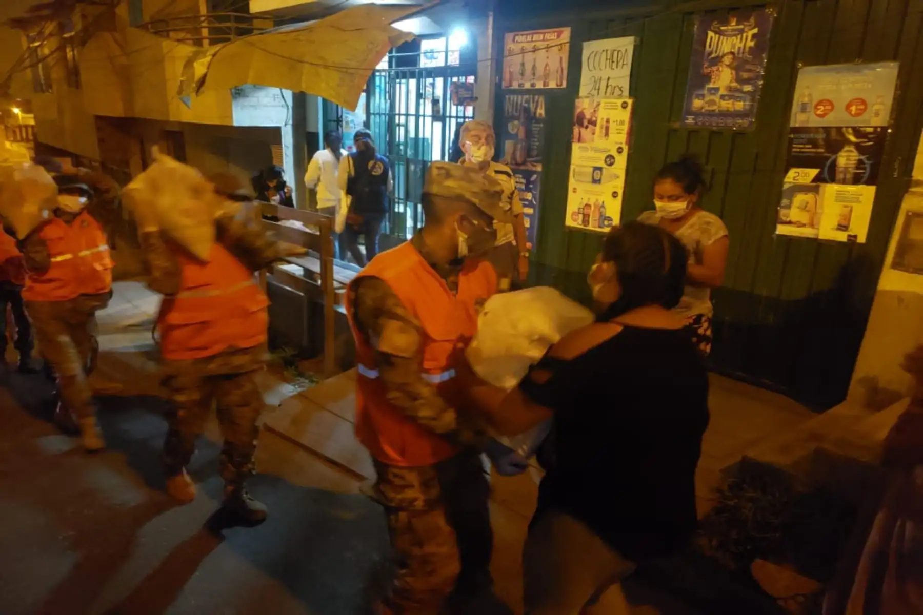 Personal de la FAP entregó 120 canastas de víveres en la parte alta de San Juan de Lurigancho, como parte de la campaña "Ayúdanos a ayudar". 
Foto :FAP