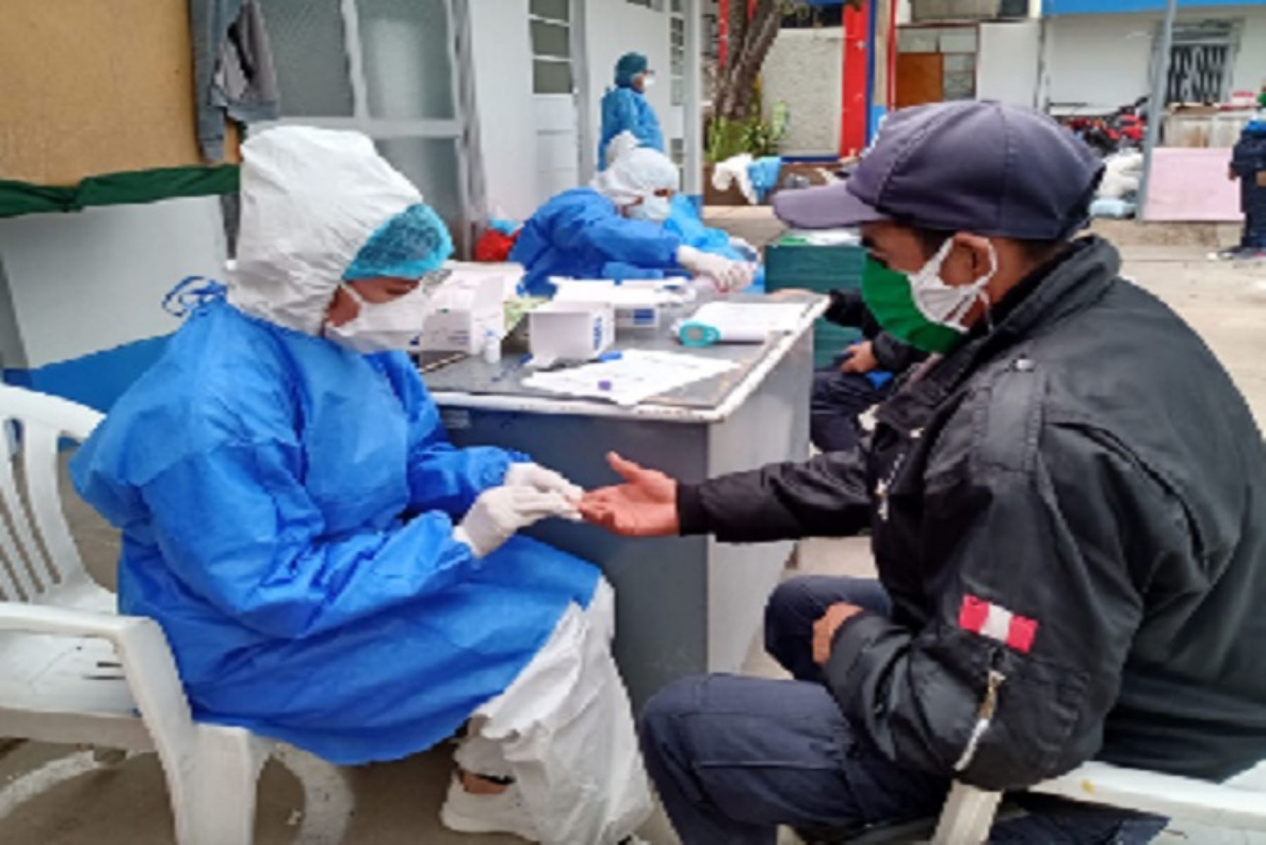 La Red de Salud Valle del Mantaro efectuó hoy 77 exámenes clínicos y aplicó 44 pruebas rápidas, entre policías municipales y personas que viajarán a la ciudad de Lima.