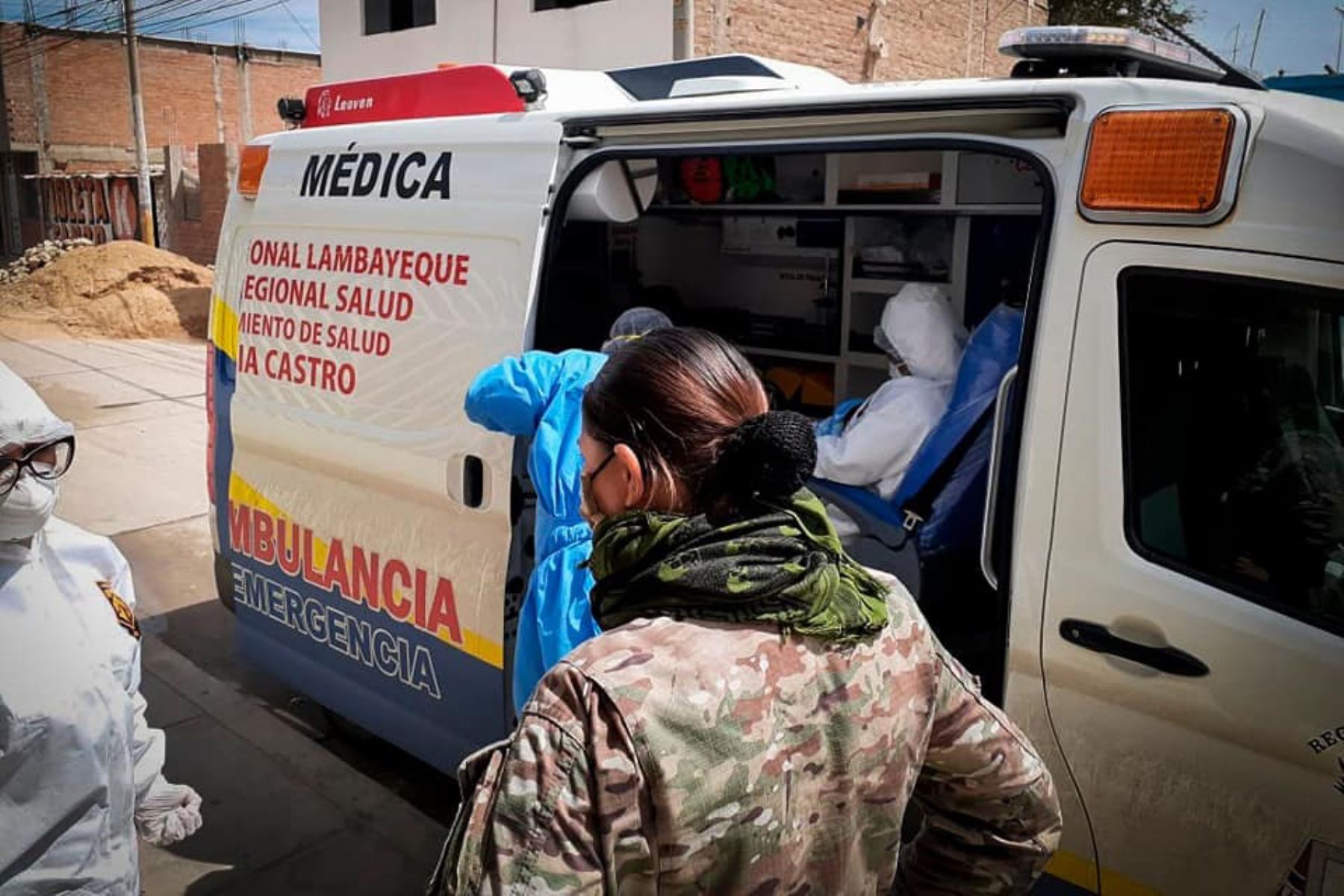 Una oficial del Ejército del Perú brindó primeros auxilios a una mujer que dio a luz en el baño de un grifo en Lambayeque. Foto: ANDINA/Difusión