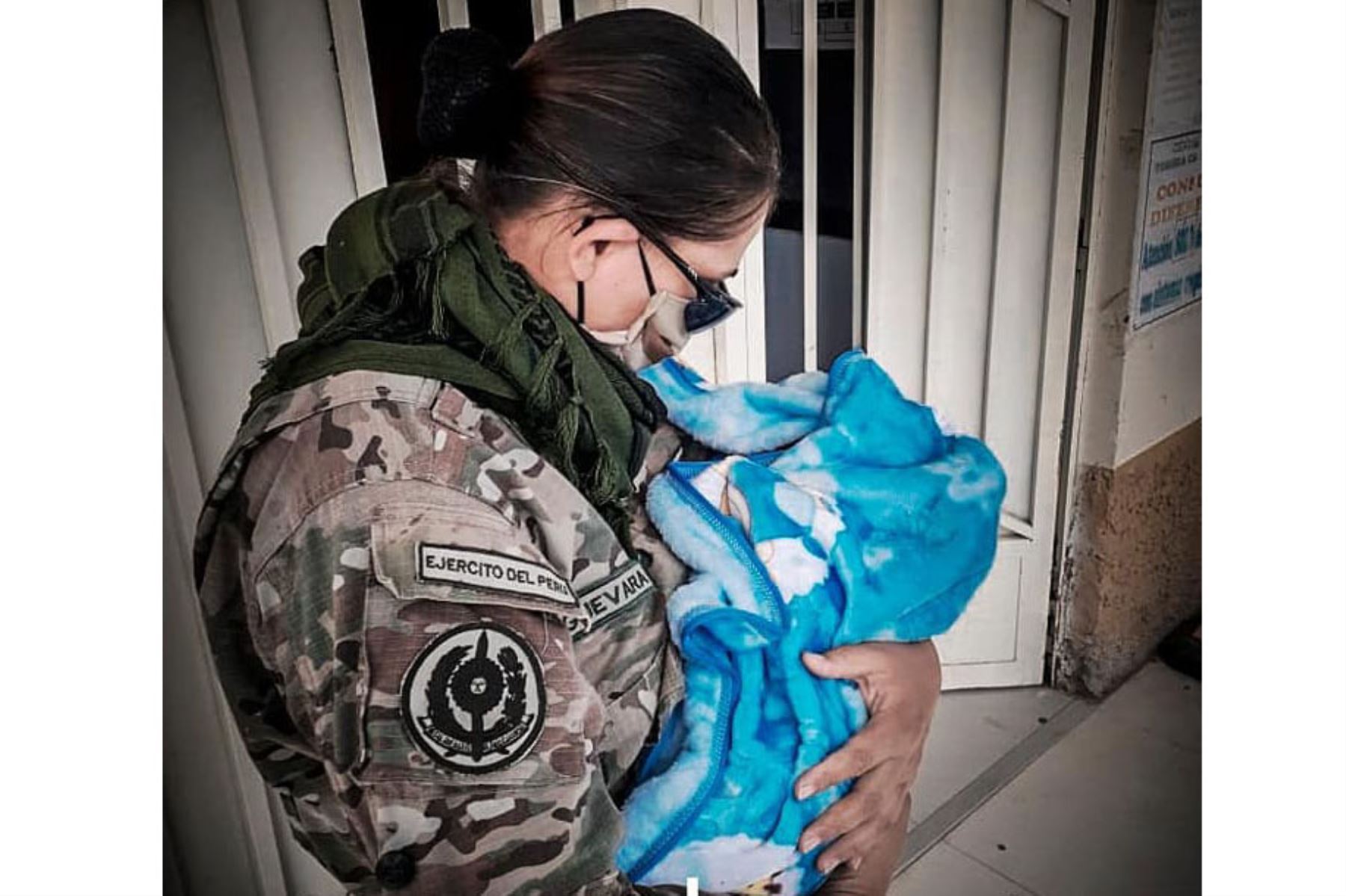 Una oficial del Ejército del Perú brindó primeros auxilios a una mujer que dio a luz en el baño de un grifo en Lambayeque. Foto: ANDINA/Difusión