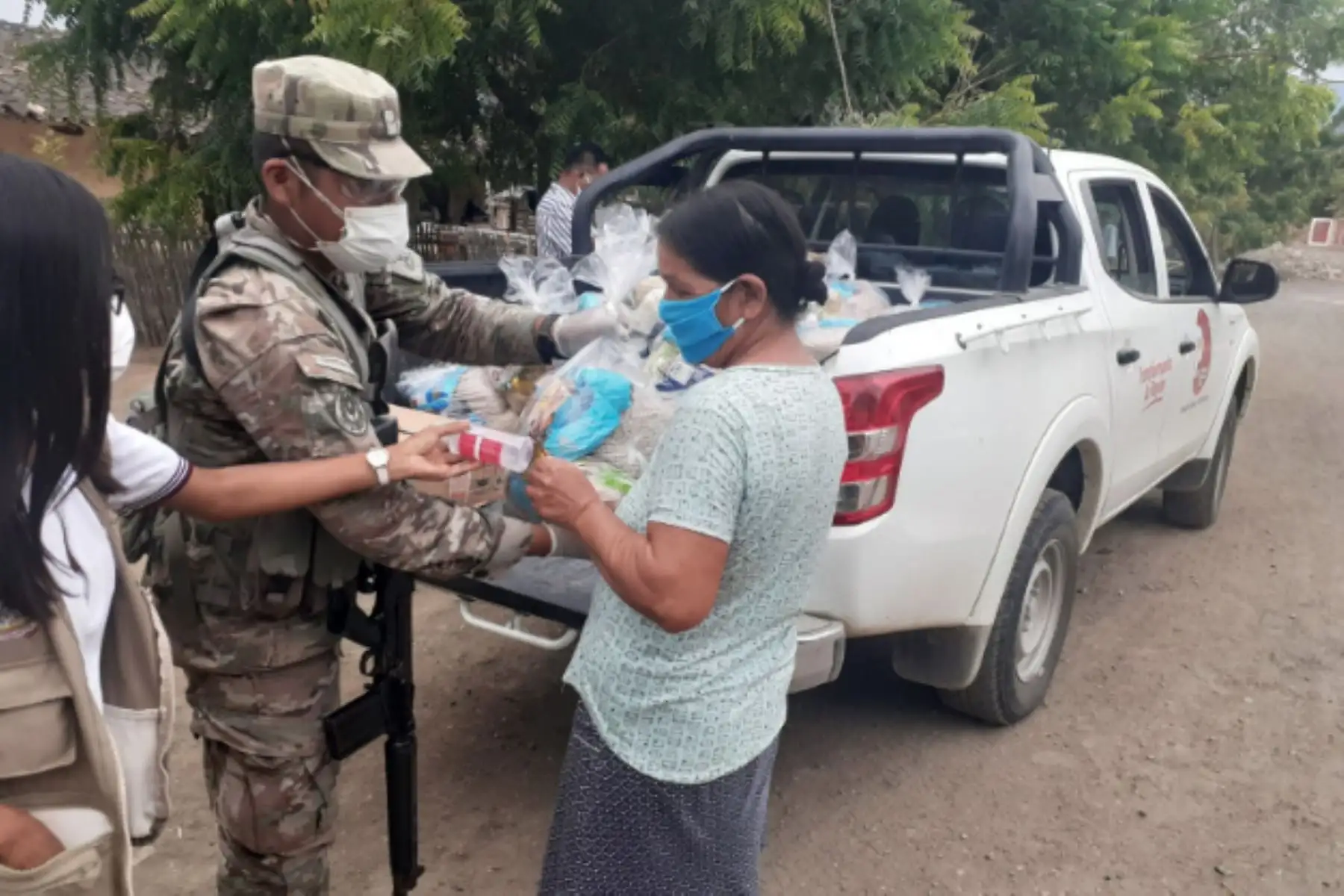 Con apoyo del Ejercito y la FAP, la campaña Ayúdanos a Ayudar llegó a zonas de Jicamarca y Chulucanas, donde se entregaron kits de víveres a las familias más necesitadas.