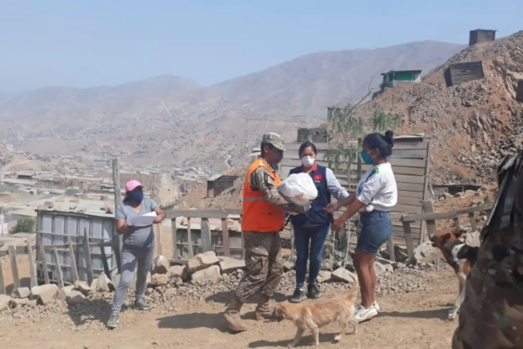 Con apoyo del Ejercito y la FAP, la campaña Ayúdanos a Ayudar llegó a zonas de Jicamarca y Chulucanas, donde se entregaron kits de víveres a las familias más necesitadas.