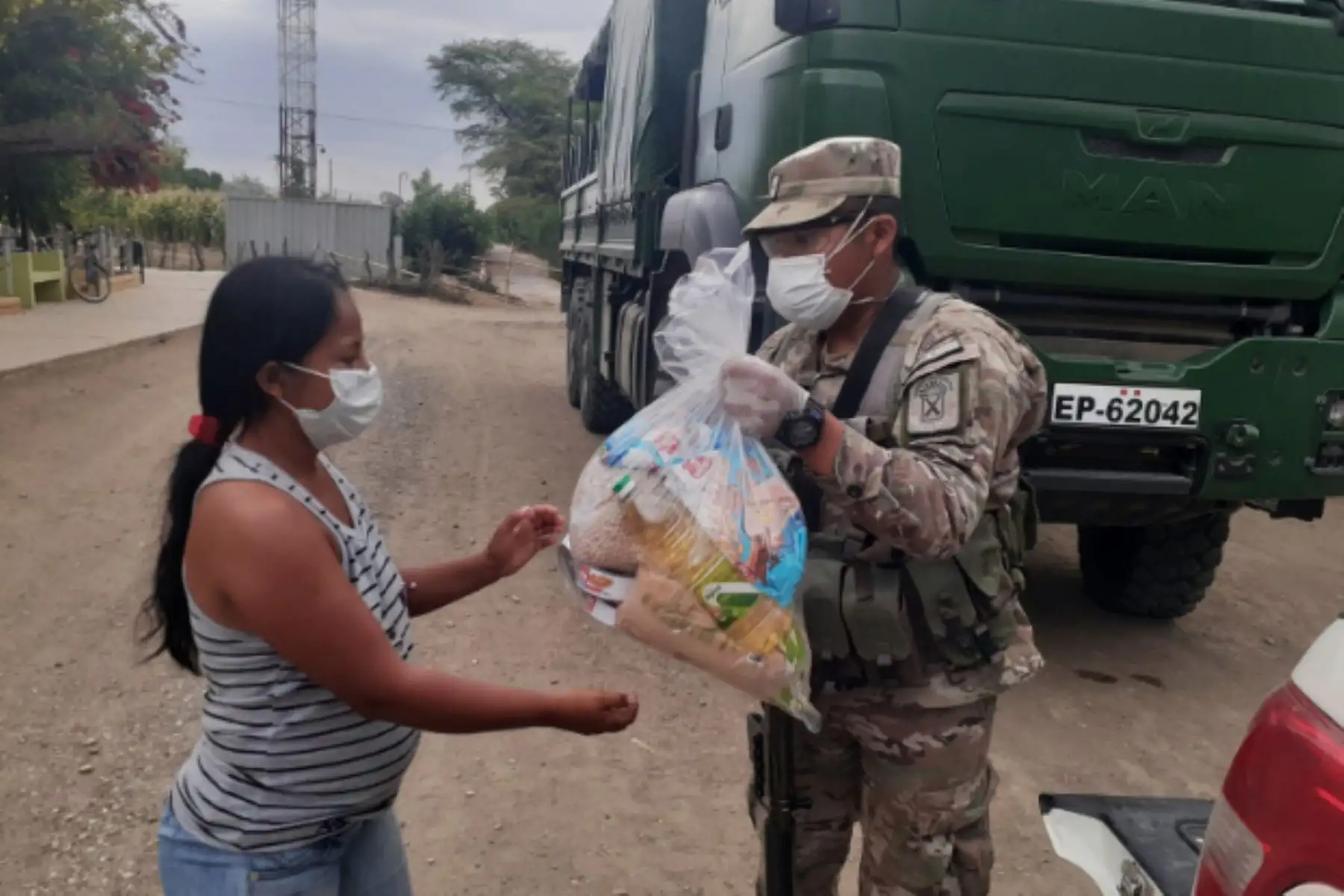 Con apoyo del Ejercito y la FAP, la campaña Ayúdanos a Ayudar llegó a zonas de Jicamarca y Chulucanas, donde se entregaron kits de víveres a las familias más necesitadas.