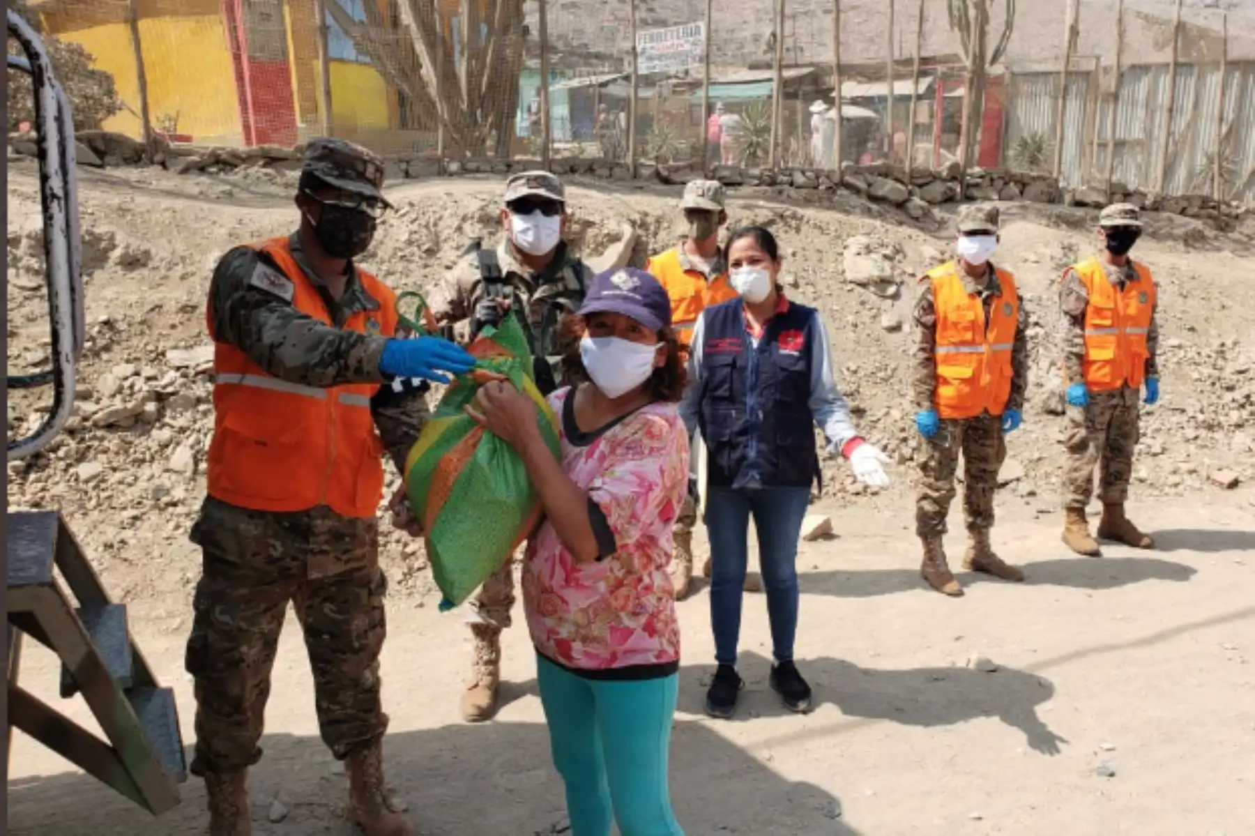 Con apoyo del Ejercito y la FAP, la campaña Ayúdanos a Ayudar llegó a zonas de Jicamarca y Chulucanas, donde se entregaron kits de víveres a las familias más necesitadas.
