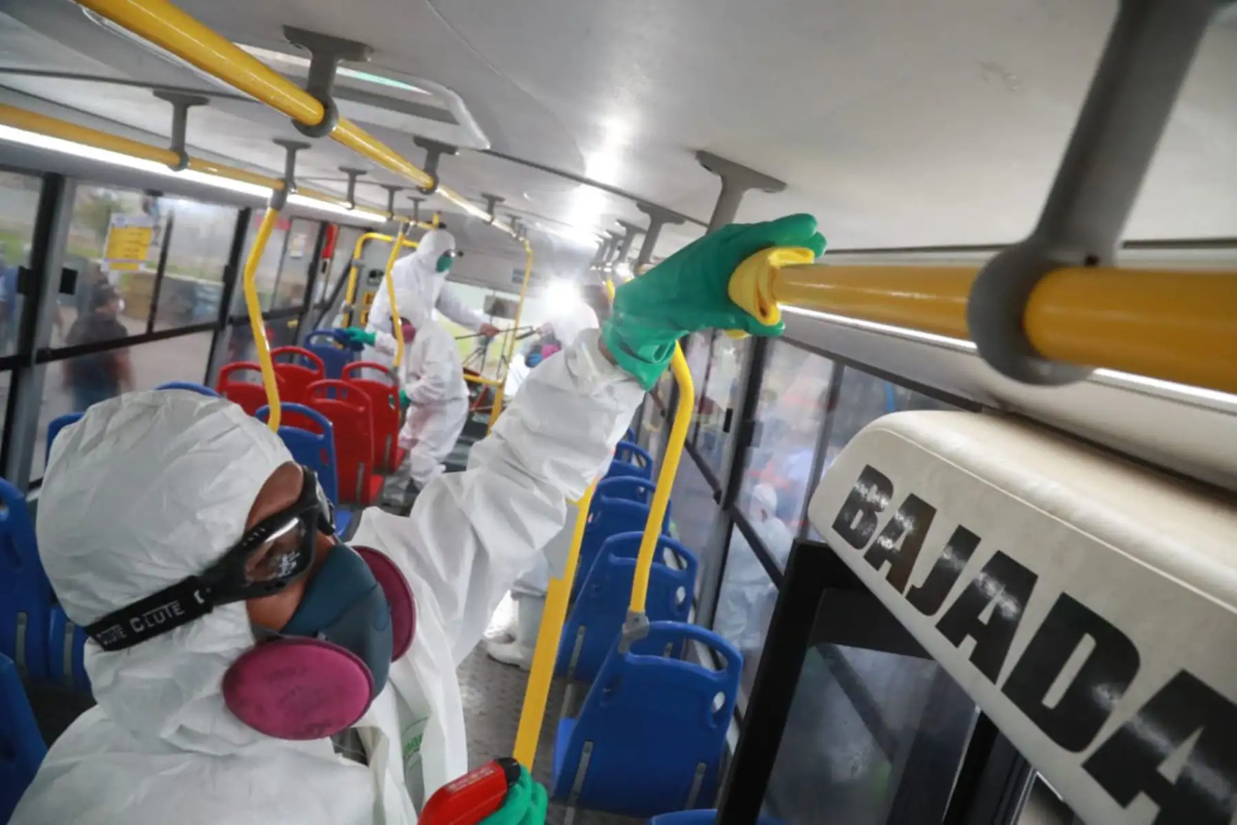 Ministro de Transportes y Comunicaciones , Carlos Lozada supervisa las acciones de limpieza y desinfección en unidades de transporte público urbano en Carabayllo.
Foto: MTC