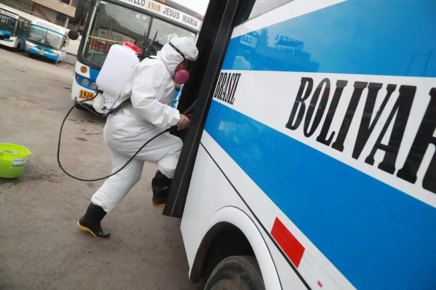 Ministro de Transportes y Comunicaciones , Carlos Lozada supervisa las acciones de limpieza y desinfección en unidades de transporte público urbano en Carabayllo.
Foto: MTC