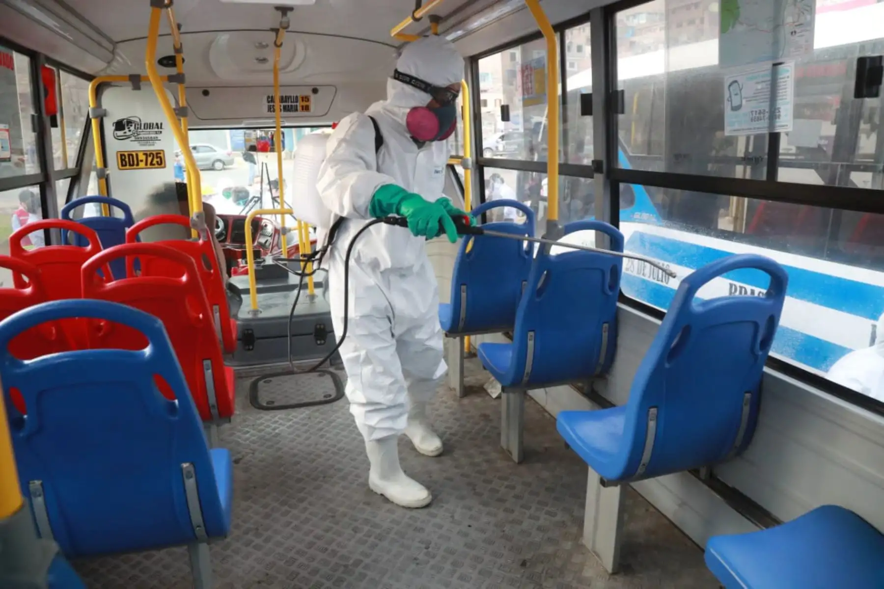 Ministro de Transportes y Comunicaciones , Carlos Lozada supervisa las acciones de limpieza y desinfección en unidades de transporte público urbano en Carabayllo.
Foto: MTC