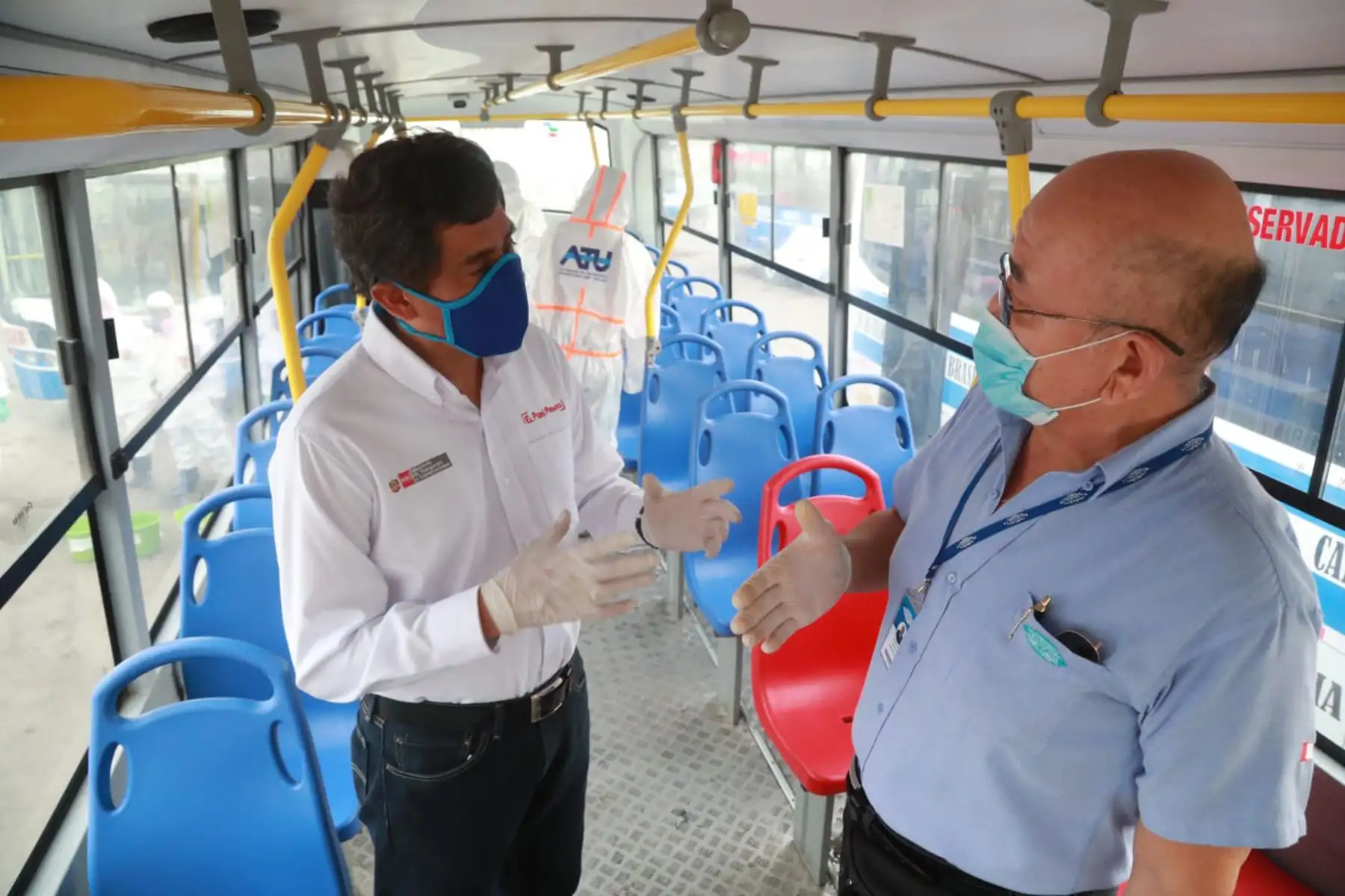 Ministro de Transportes y Comunicaciones , Carlos Lozada supervisa las acciones de limpieza y desinfección en unidades de transporte público urbano en Carabayllo.
Foto: MTC