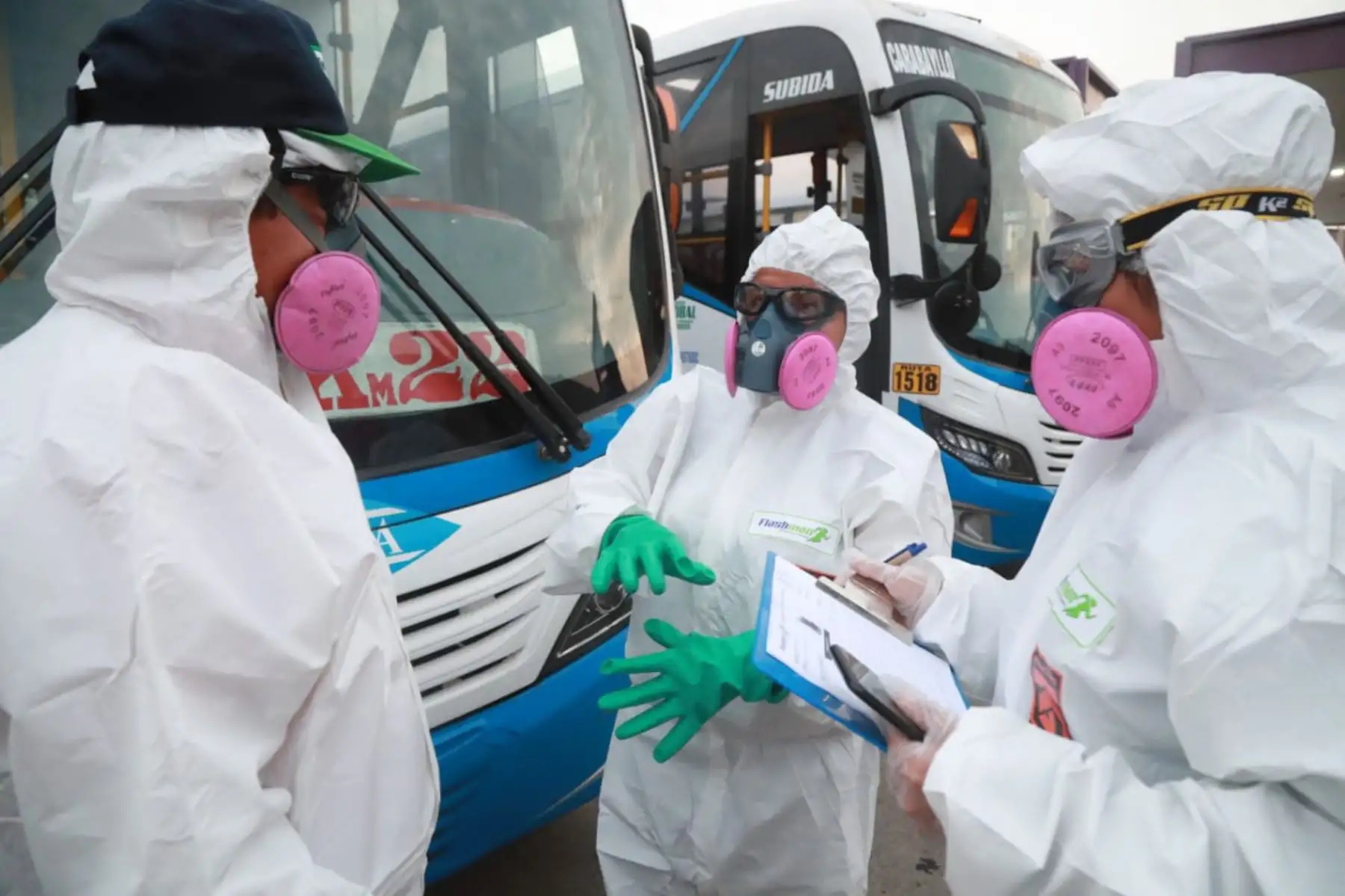 Ministro de Transportes y Comunicaciones , Carlos Lozada supervisa las acciones de limpieza y desinfección en unidades de transporte público urbano en Carabayllo.
Foto: MTC