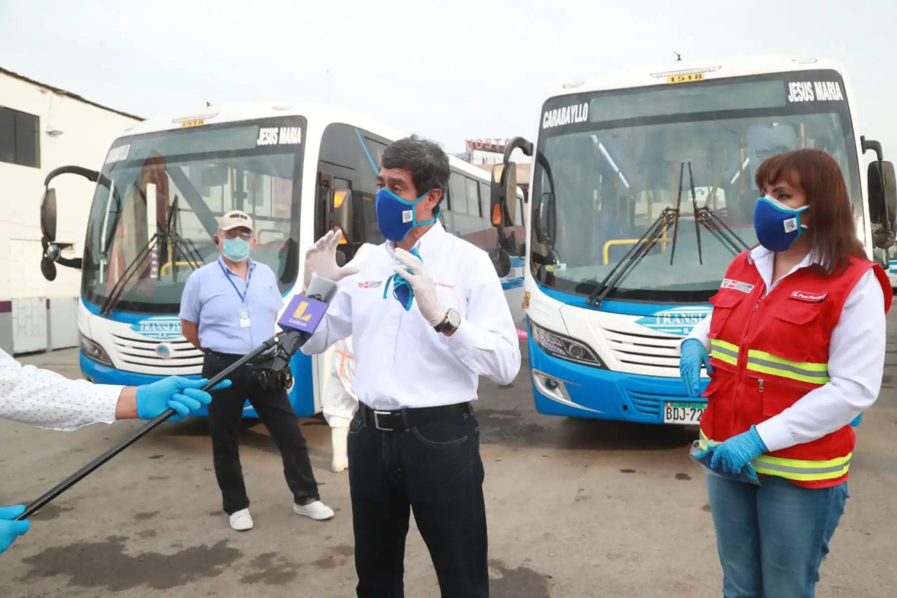 Ministro de Transportes y Comunicaciones , Carlos Lozada supervisa las acciones de limpieza y desinfección en unidades de transporte público urbano en Carabayllo.
Foto: MTC