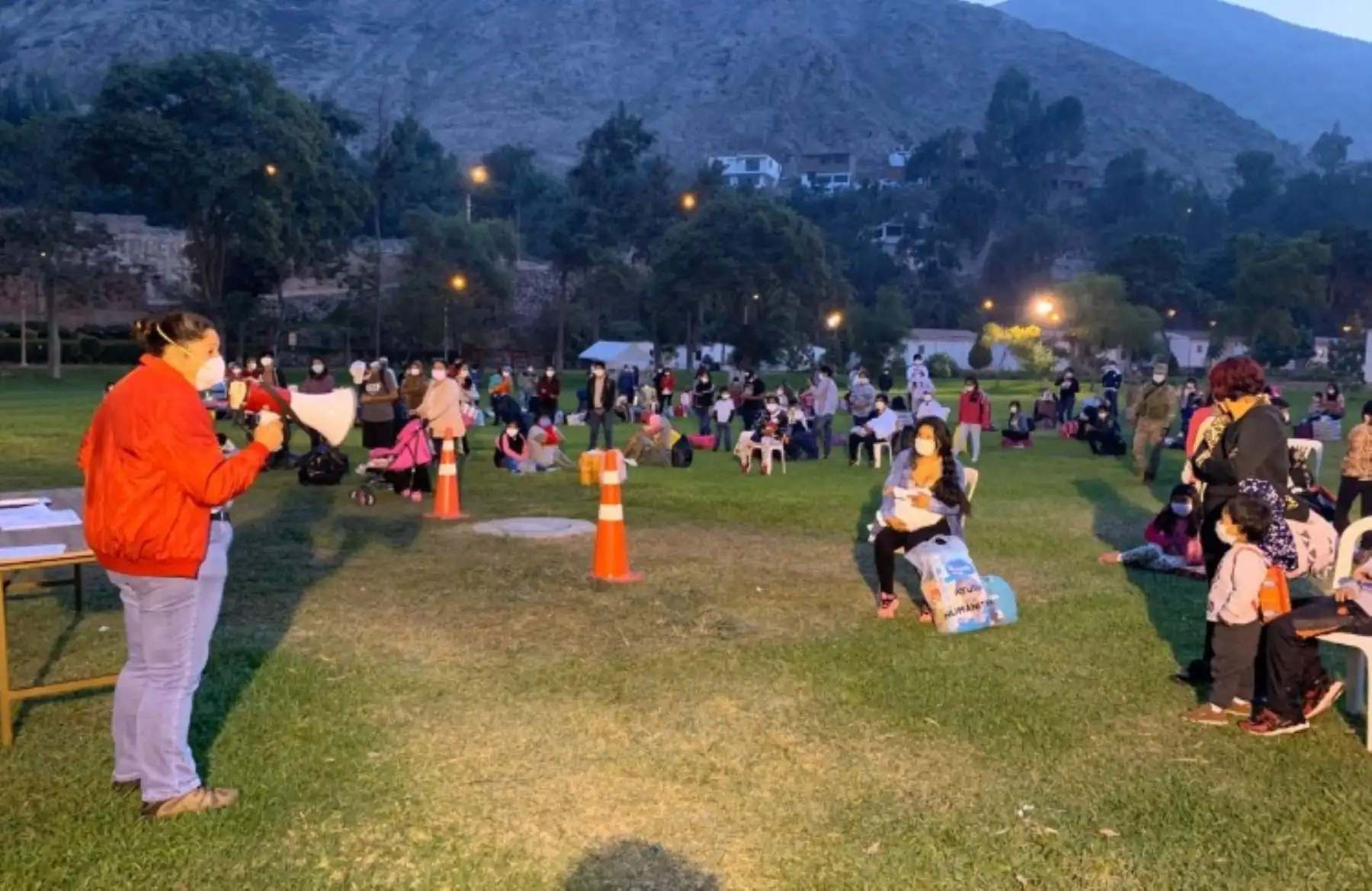 Cerca de 180 personas vulnerables y originarias de Madre de Dios, quienes se encontraban varadas en Lima cuando se inició el estado de emergencia nacional debido al covid-19, retornan hoy a Madre de Dios en un vuelo humanitario tras cumplir con la necesaria cuarentena sanitaria en el albergue de Huampaní, informó hoy el Ministerio del Ambiente (Minam).