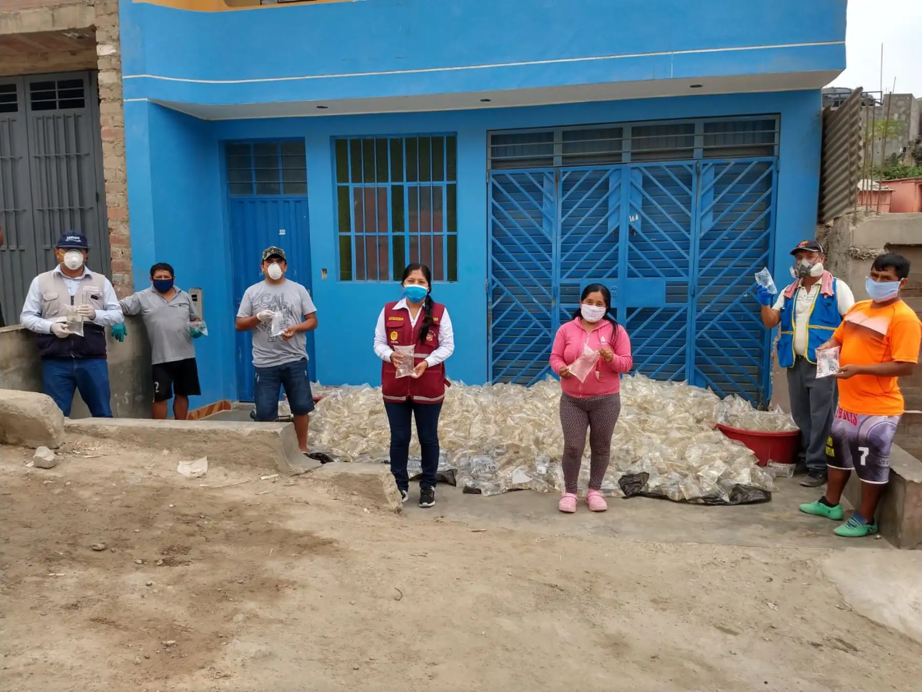 Sedapal entregó 1000 litros de agua potable envasada por la Marina de Guerra del Perú, a las familias de la Asociación de Propietarios Cruz de Asunción de Carapongo, Chosica.


Foto: Difusión