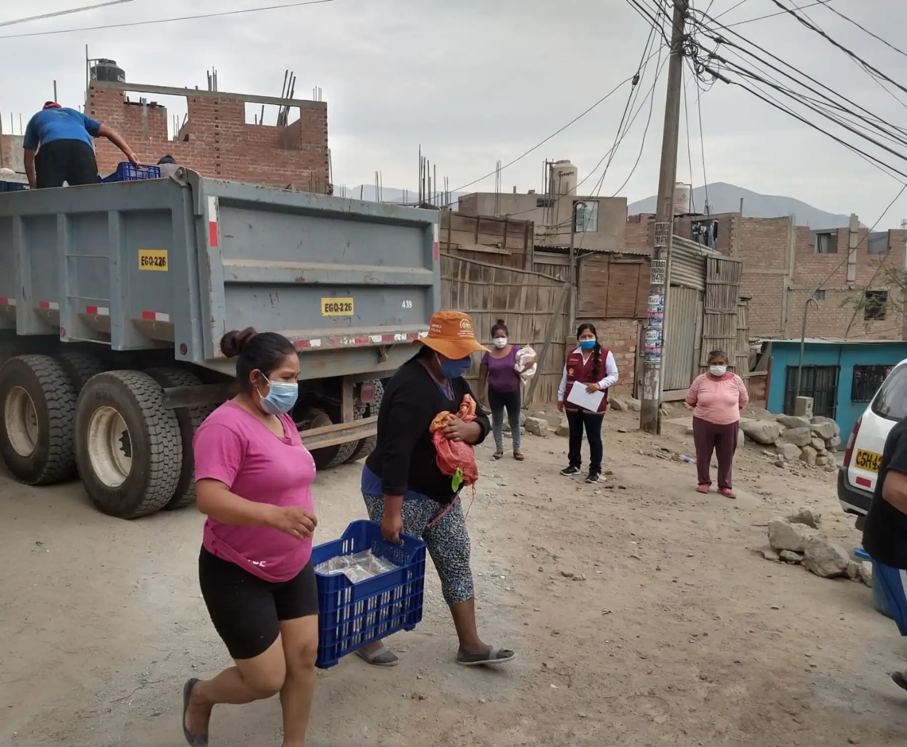Sedapal distribuyó 2800 litros de agua potable, envasada por la Marina de Guerra del Perú, en Ate.

Foto: Difusión
