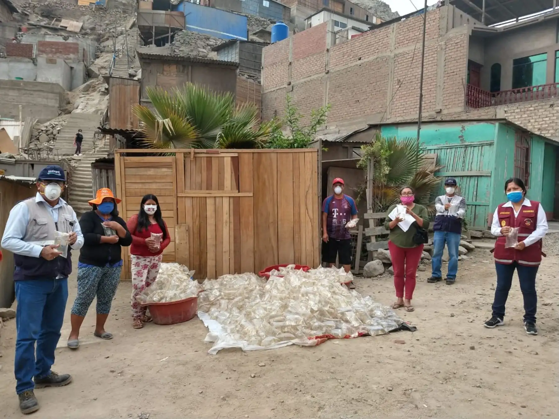 Sedapal distribuyó 2800 litros de agua potable, envasada por la Marina de Guerra del Perú, en Ate.

Foto: Difusión