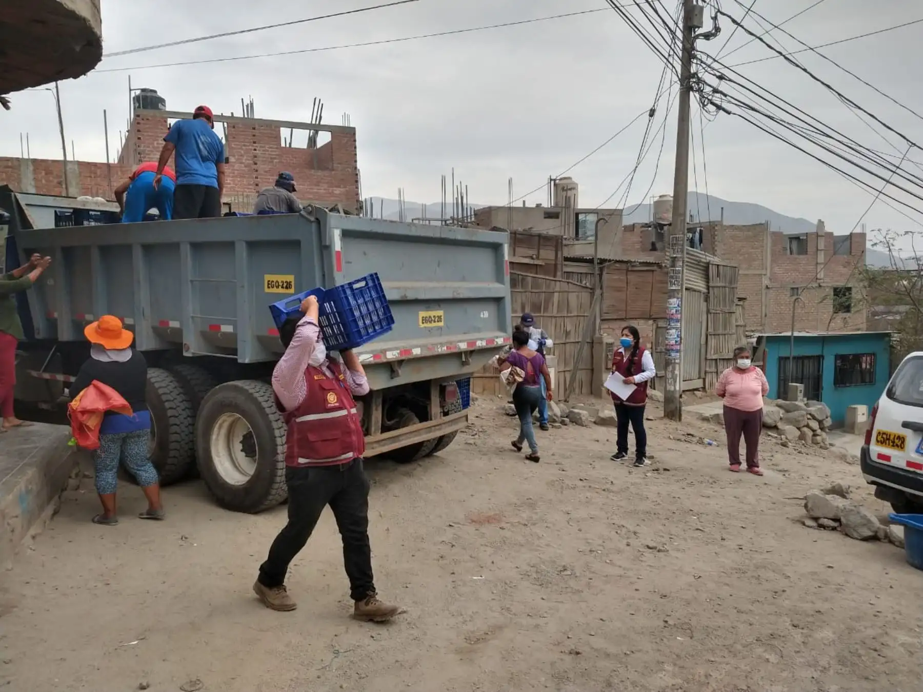 Sedapal distribuyó 2800 litros de agua potable, envasada por la Marina de Guerra del Perú, en Ate.

Foto: Difusión