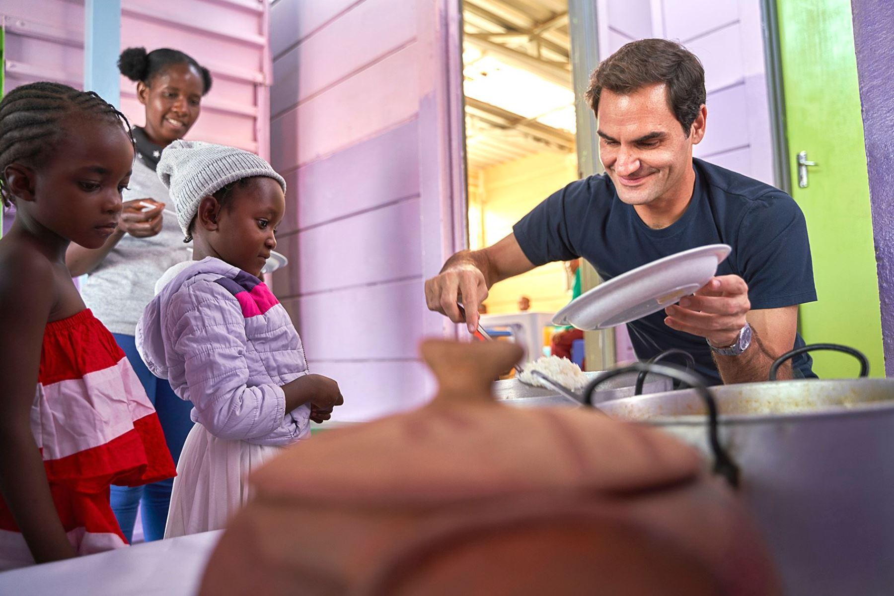 La Fundación Roger Federer ha informado de la donación de un millón de dólares para proporcionar alimentos a 64.000 niños y a sus familias
