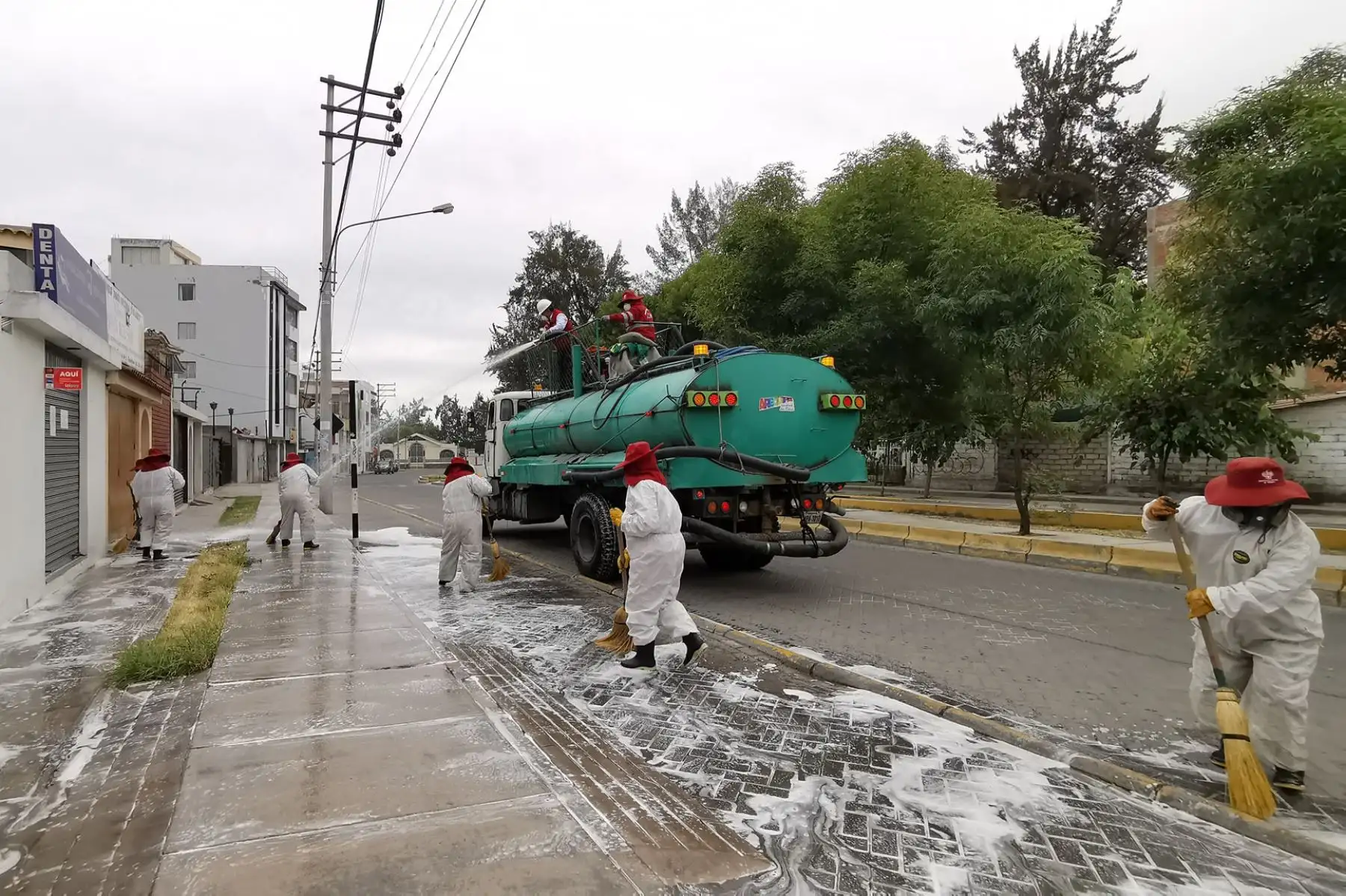 La Comuna Provincial de Arequipa refuerza trabajos de limpieza y desinfección en las urbanizaciones La Alborada, La Isla y pasaje Montreal, entre otros; a fin de evitar propagación de coronavirus. Foto: ANDINA/Municipalidad de Arequipa