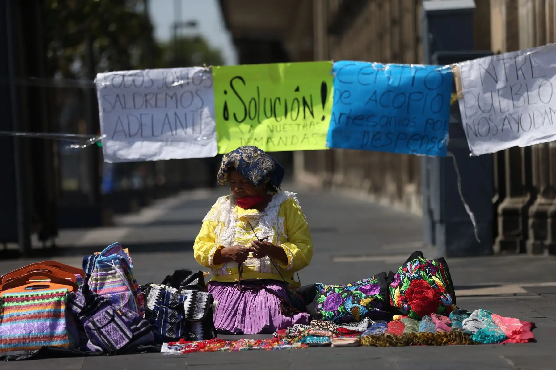 Artesanos de distintas etnias indígenas que residen en la Ciudad de México han reactivado en días recientes el trueque, ese añejo intercambio de bienes, debido la crisis sanitaria y económica que ha provocado la covid-19. Foto: EFE