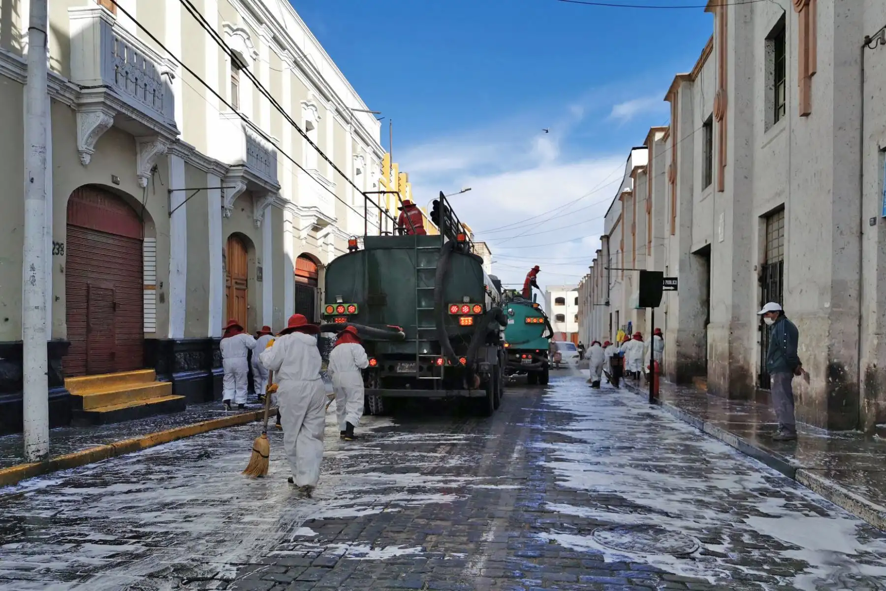 La Comuna Provincial de Arequipa refuerza trabajos de limpieza y desinfección en vecindarios y alrededores de mercados para evitar propagación del coronavirus. Foto: ANDINA/Municipalidad de Arequipa