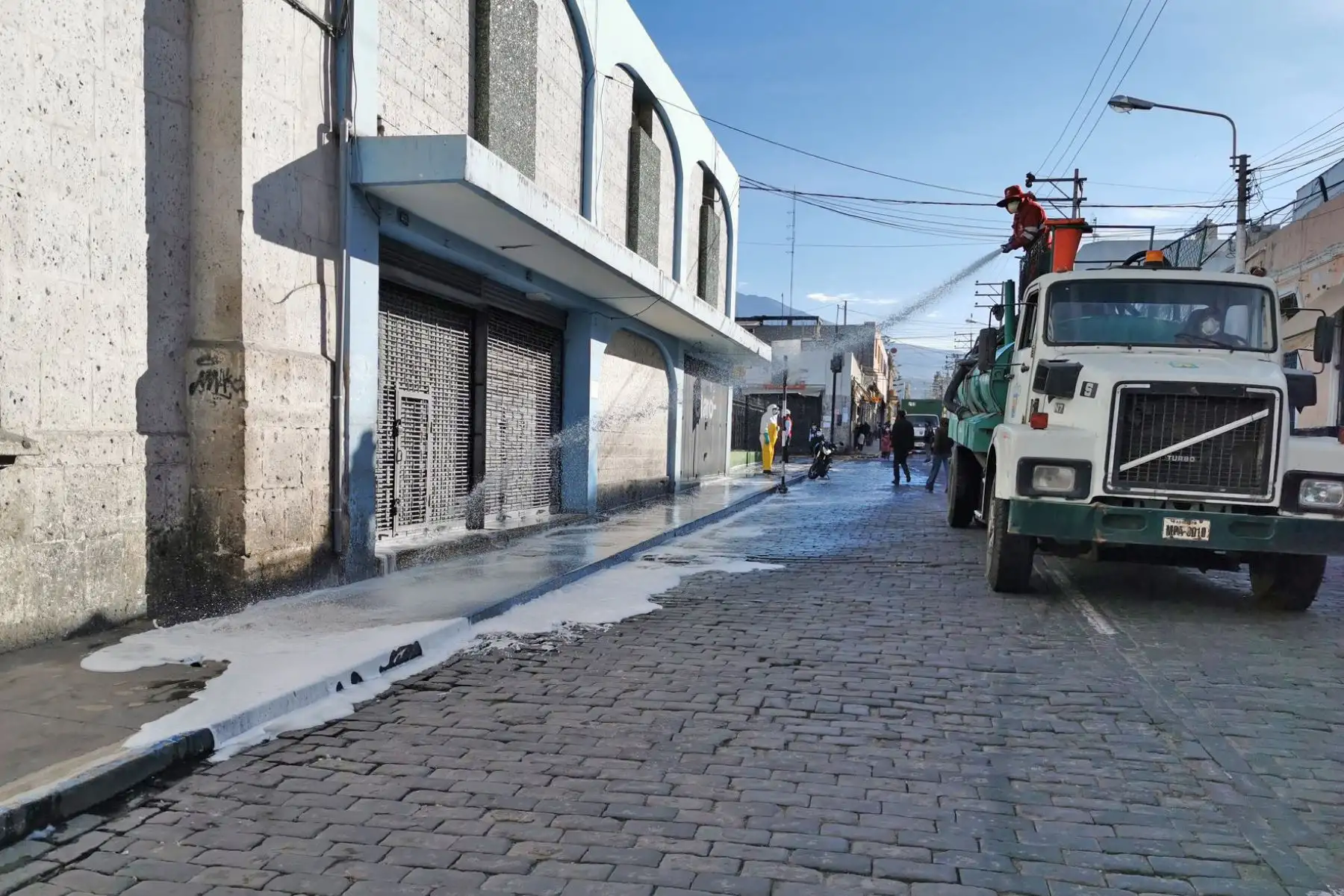 La Comuna Provincial de Arequipa refuerza trabajos de limpieza y desinfección en vecindarios y alrededores de mercados para evitar propagación del coronavirus. Foto: ANDINA/Municipalidad de Arequipa