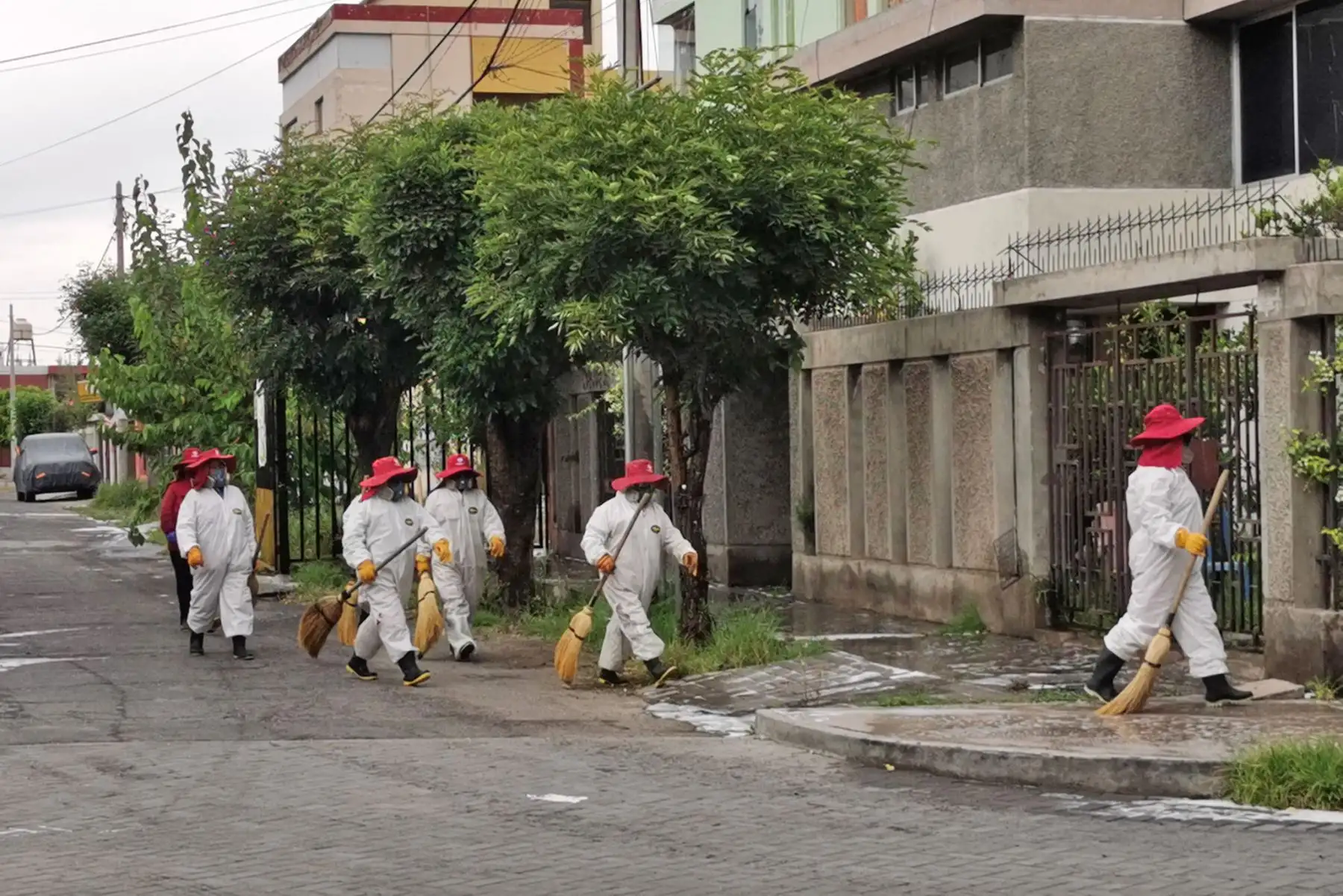 La Comuna Provincial de Arequipa refuerza trabajos de limpieza y desinfección en las urbanizaciones La Alborada, La Isla y pasaje Montreal, entre otros; a fin de evitar propagación de coronavirus. Foto: ANDINA/Municipalidad de Arequipa