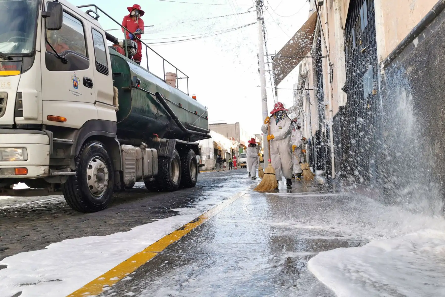 La Comuna Provincial de Arequipa refuerza trabajos de limpieza y desinfección en las urbanizaciones La Alborada, La Isla y pasaje Montreal, entre otros; a fin de evitar propagación de coronavirus. Foto: ANDINA/Municipalidad de Arequipa