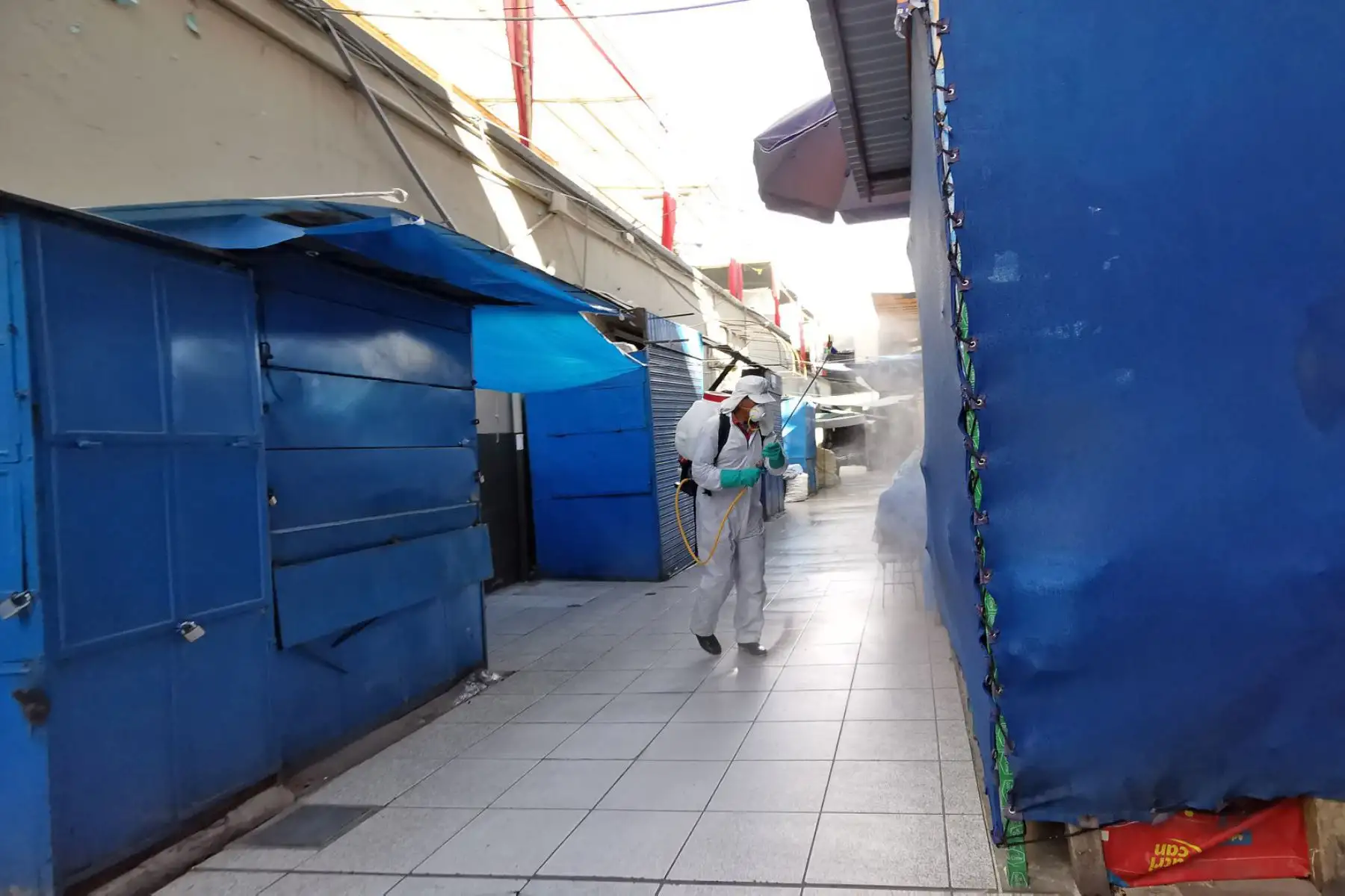 La Comuna Provincial de Arequipa refuerza trabajos de limpieza y desinfección en vecindarios y alrededores de mercados para evitar propagación del coronavirus. Foto: ANDINA/Municipalidad de Arequipa