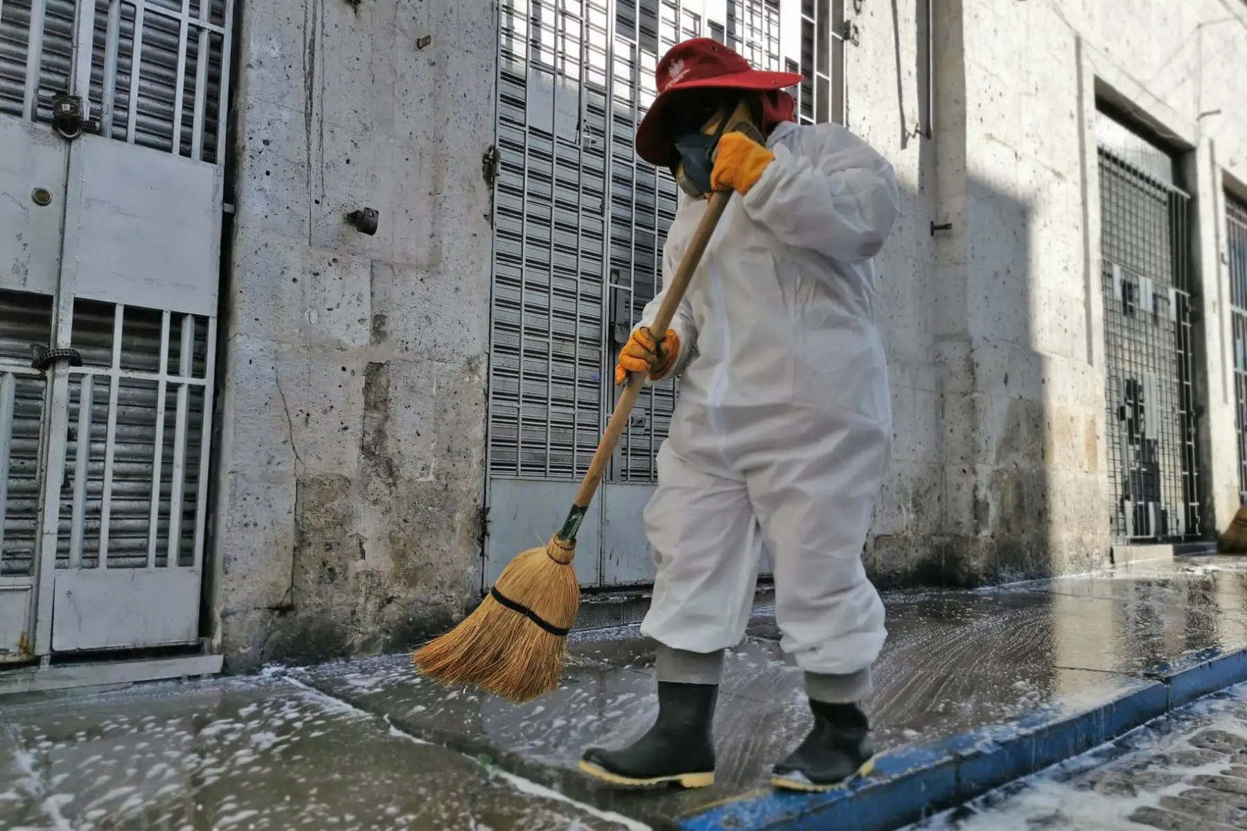 La Comuna Provincial de Arequipa refuerza trabajos de limpieza y desinfección en vecindarios y alrededores de mercados para evitar propagación del coronavirus. Foto: ANDINA/Municipalidad de Arequipa
