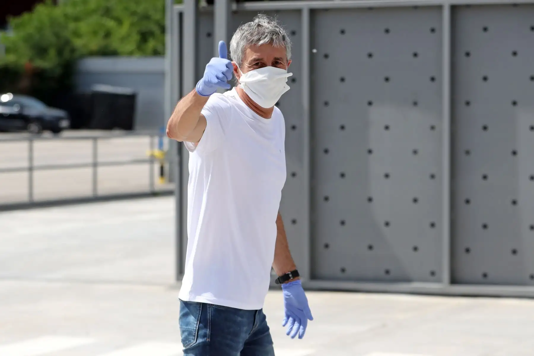 Entrenador en jefe del FC Barcelona, Quique Setien  abandona el complejo deportivo Joan Gamper después de una prueba COVID-19 para jugadores en Barcelona.
Foto: EFE