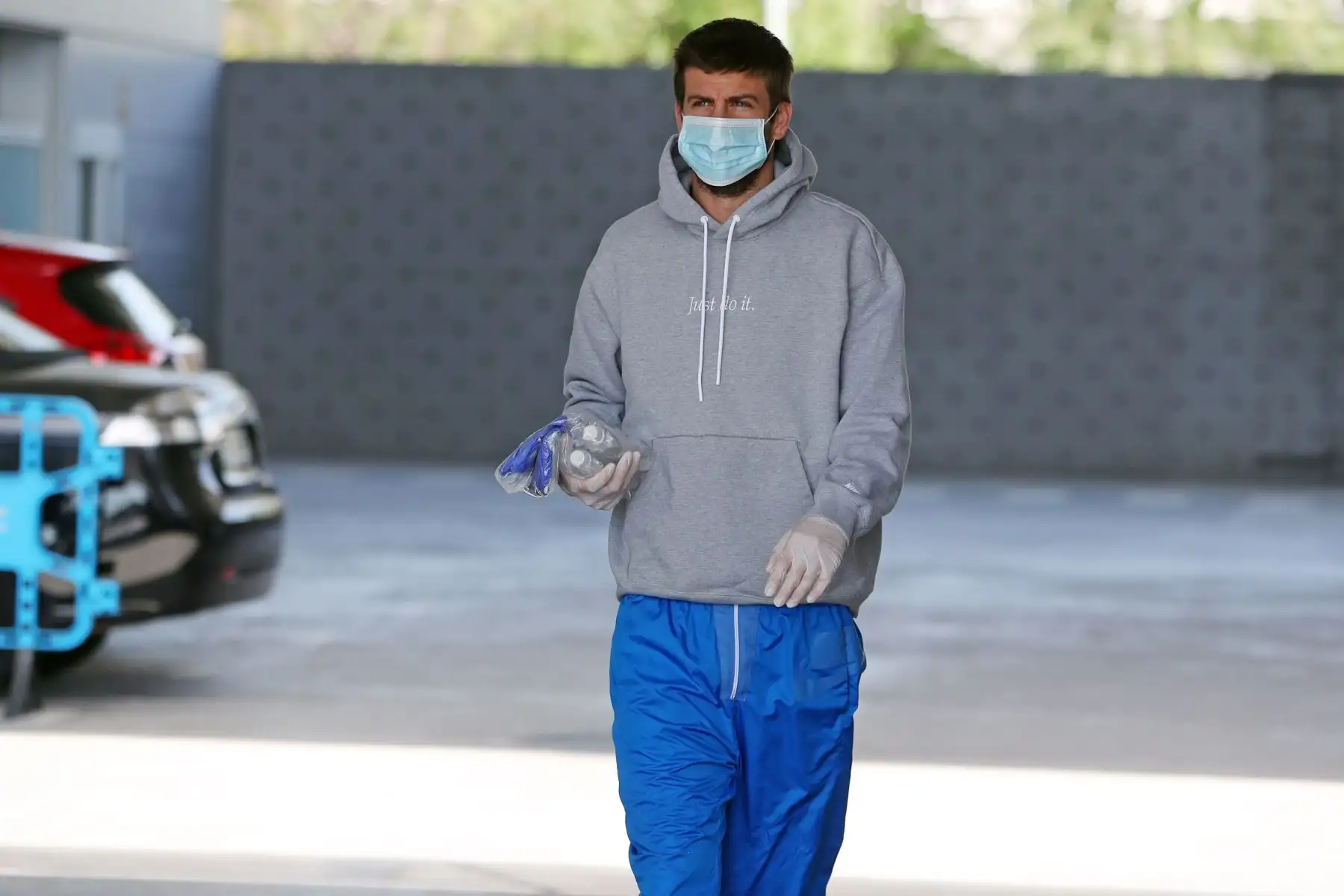 El jugador del FC Barcelona, Gerard Pique  abandona el complejo deportivo Joan Gamper después de una prueba COVID-19 para jugadores en Barcelona.
Foto: EFE