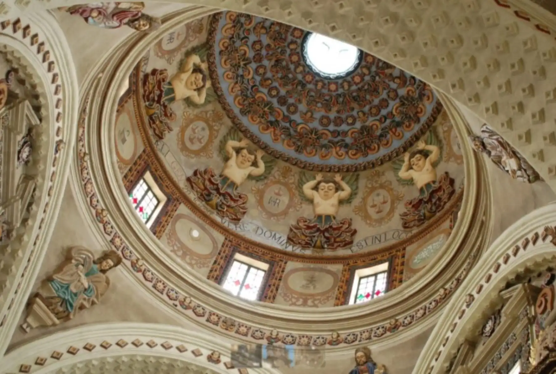 El Ministerio de Cultura inauguró, en el marco del Mes de los Museos, nuevos recorridos virtuales que incluyen a las principales edificaciones de estilo barroco español del siglo XVIII, existentes en el departamento de Cajamarca. Una de ellas es la Iglesia Belén, cuya bóveda de su nave central con toda su belleza se aprecia en esta imagen.