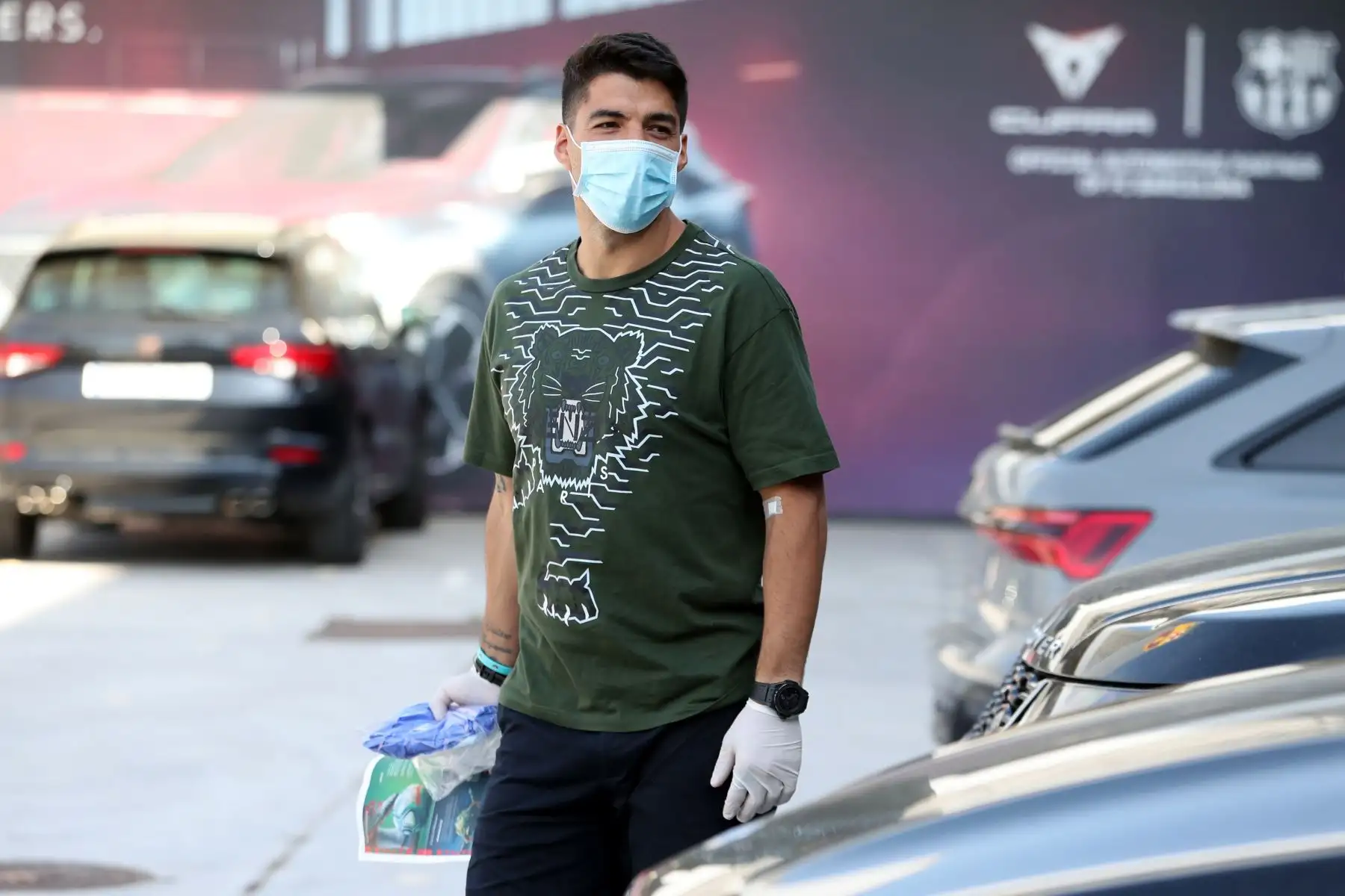 Jugador del FC Barcelona, Luis Suarez abandona el complejo deportivo Joan Gamper después de una prueba COVID-19 para jugadores en Barcelona.
Foto: EFE