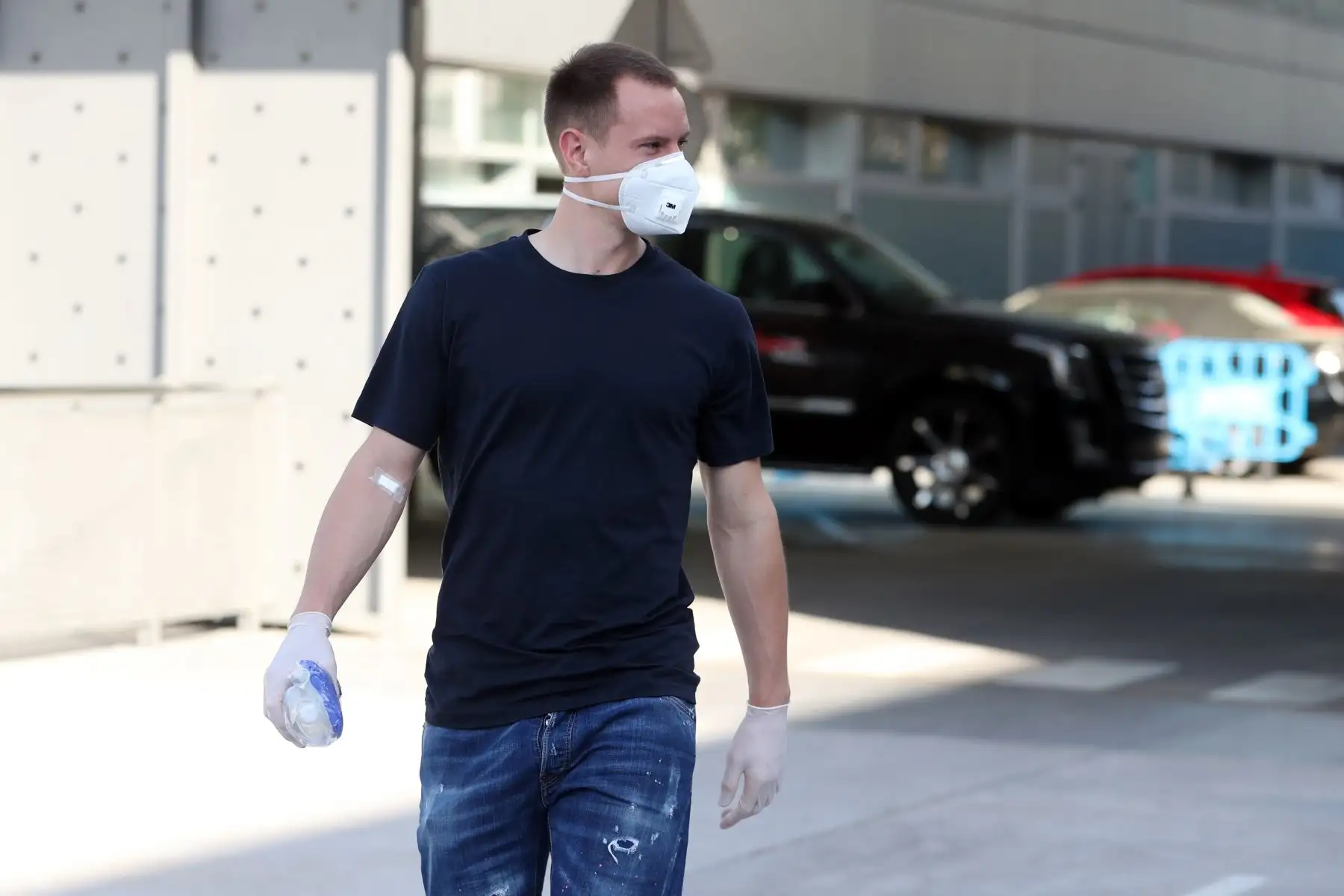 Jugador del FC Barcelona, Marc-Andre ter Stegen abandona el complejo deportivo Joan Gamper después de una prueba COVID-19 para jugadores en Barcelona.
Foto: EFE