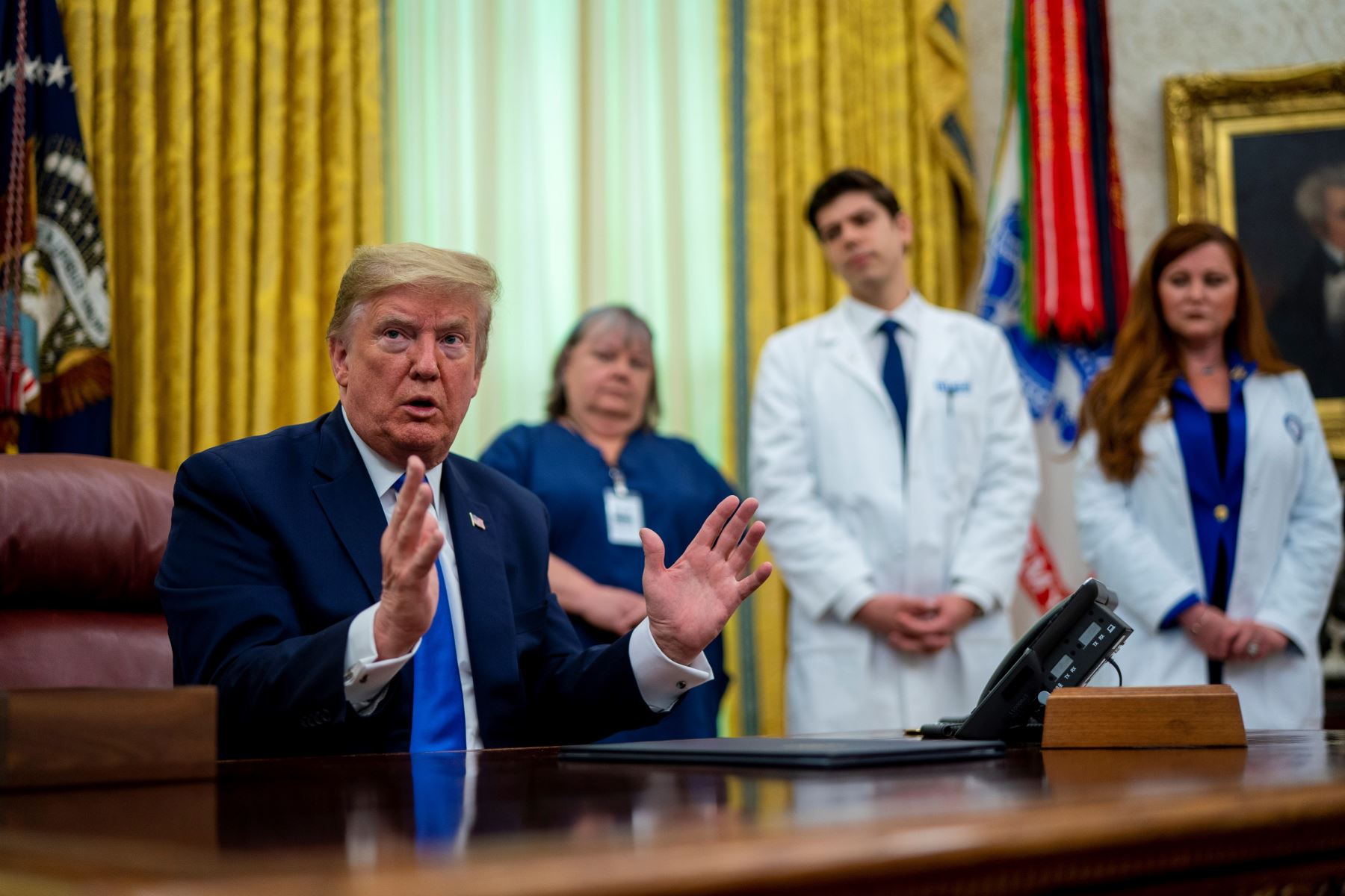 El presidente de los Estados Unidos, Donald Trump, hace comentarios al firmar una Proclamación en honor del Día Nacional de las Enfermeras en la Oficina Oval, en la Casa Blanca, Washington, EE. UU. Foto: EFE