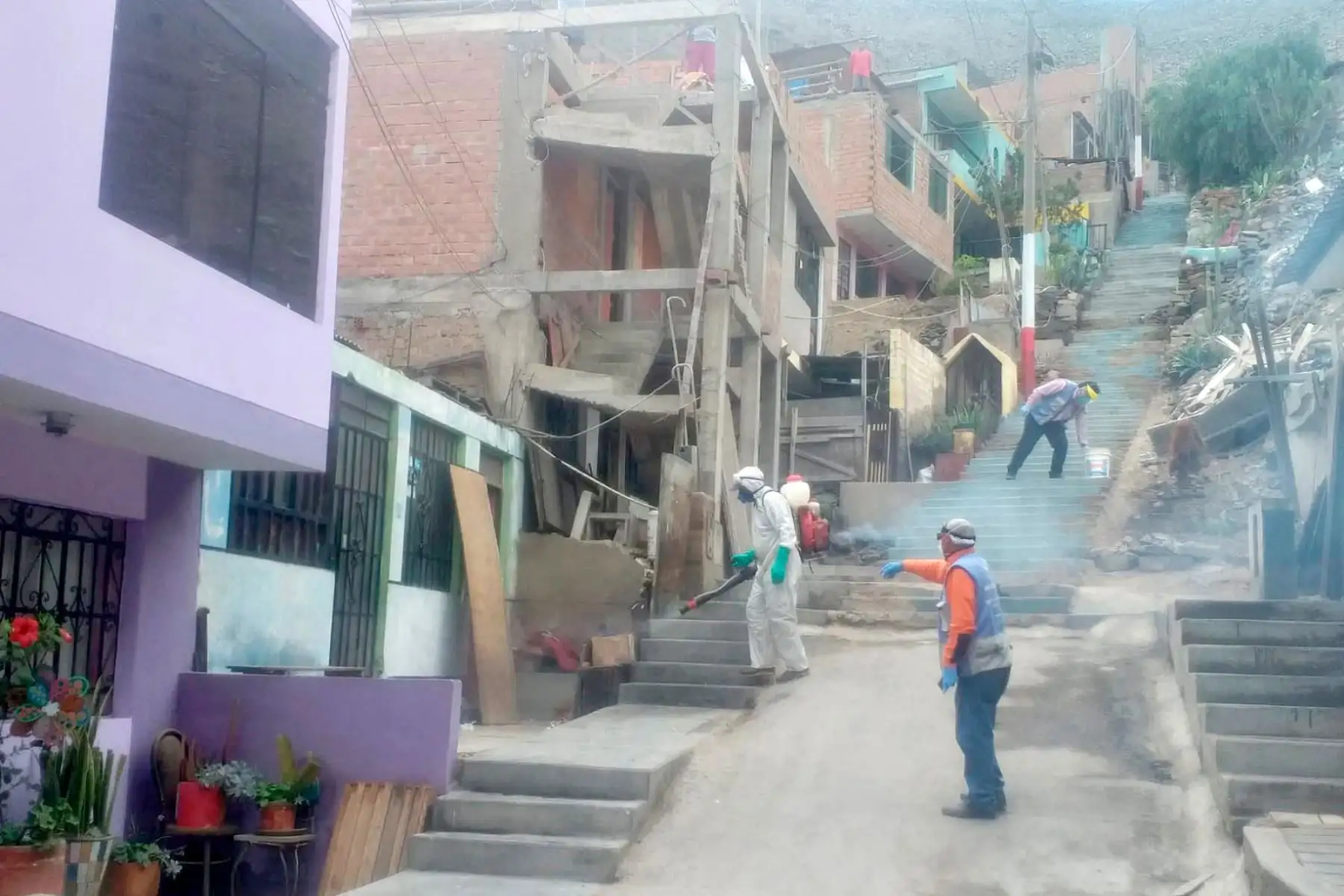 Personal de la Municipalidad Provincial del Callao ejecutó trabajos de limpieza y desinfección en el cerro La Regla y la Urb. Faucett. Foto: ANDINA/Municipalidad del Callao