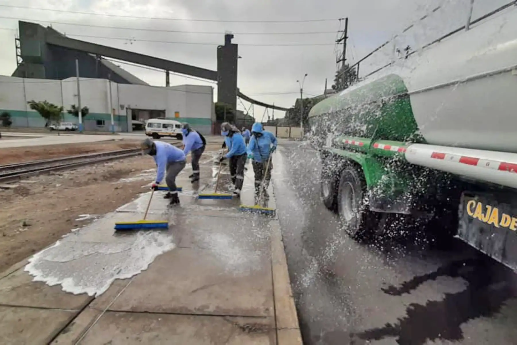 Personal de la Municipalidad Provincial del Callao ejecutó trabajos de limpieza y desinfección en el sector de Puerto Nuevo para evitar así la propagación del coronavirus. Foto: ANDINA/Municipalidad del Callao