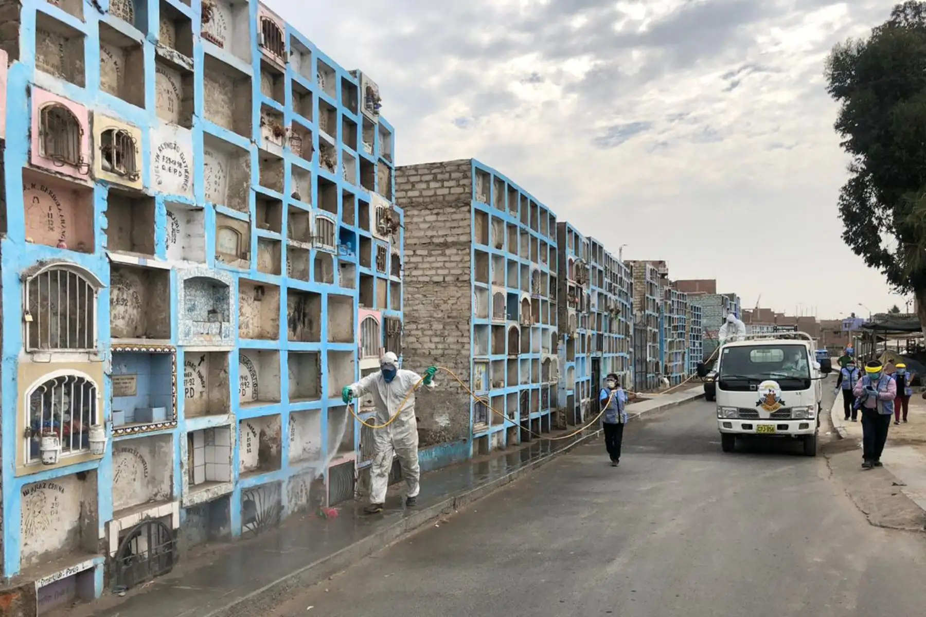 Personal de la Municipalidad Provincial del Callao ejecutó trabajos de limpieza y desinfección en el cementerio de cerro La Regla. Foto: ANDINA/Municipalidad del Callao