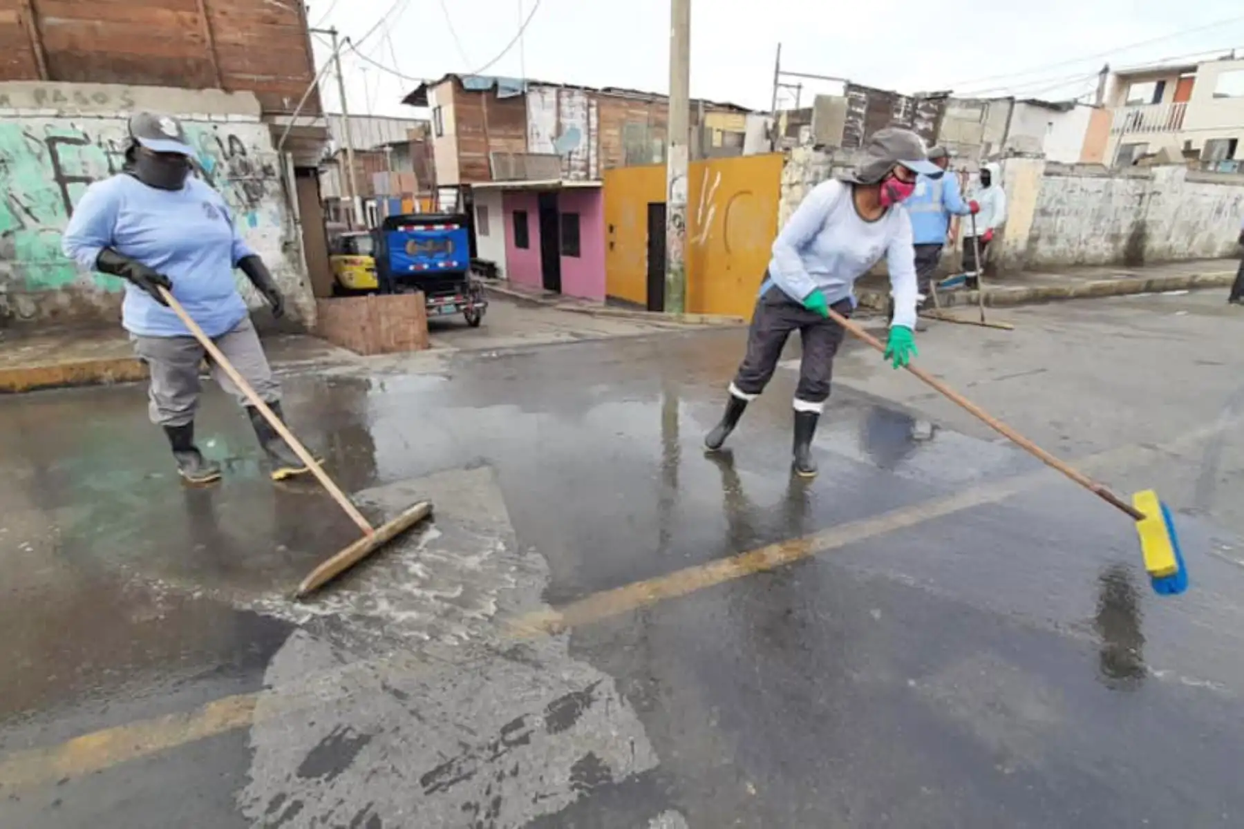 Personal de la Municipalidad Provincial del Callao ejecutó trabajos de limpieza y desinfección en el sector de Puerto Nuevo para evitar así la propagación del coronavirus. Foto: ANDINA/Municipalidad del Callao