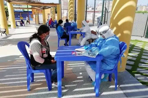 Comerciantes del Mercado Modelo de Lambayeque se someten a pruebas rápidas para diagnóstico de covid-19.