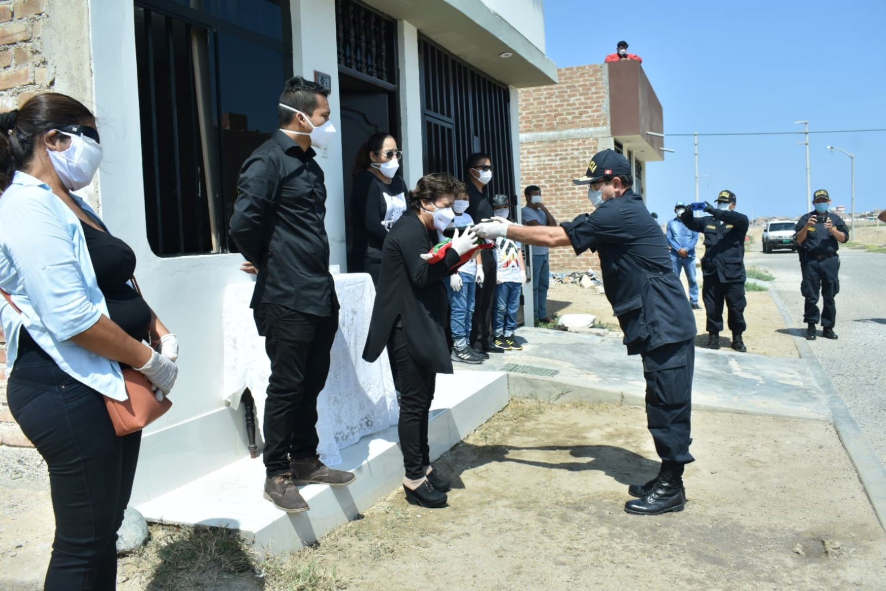 Familia del suboficial PNP que murió en Lambayeque por causa del coronavirus recibe el Pabellón Nacional y el quepí que utilizaba el policía.