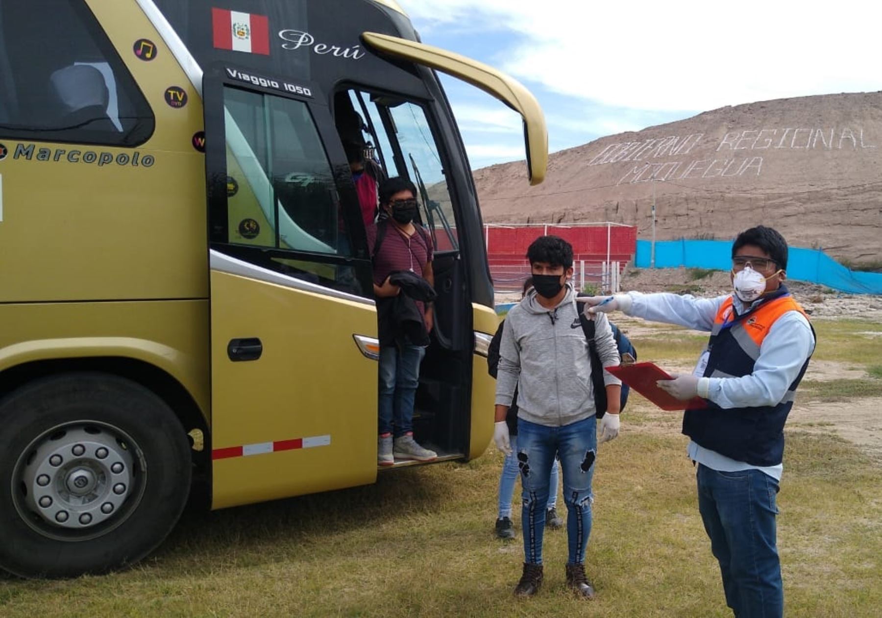 Autoridades regionales coordinaron retorno de 26 moqueguanos procedentes de Tacna y de 29 tacneños que estaban varados en Moquegua. ANDINA/Difusión