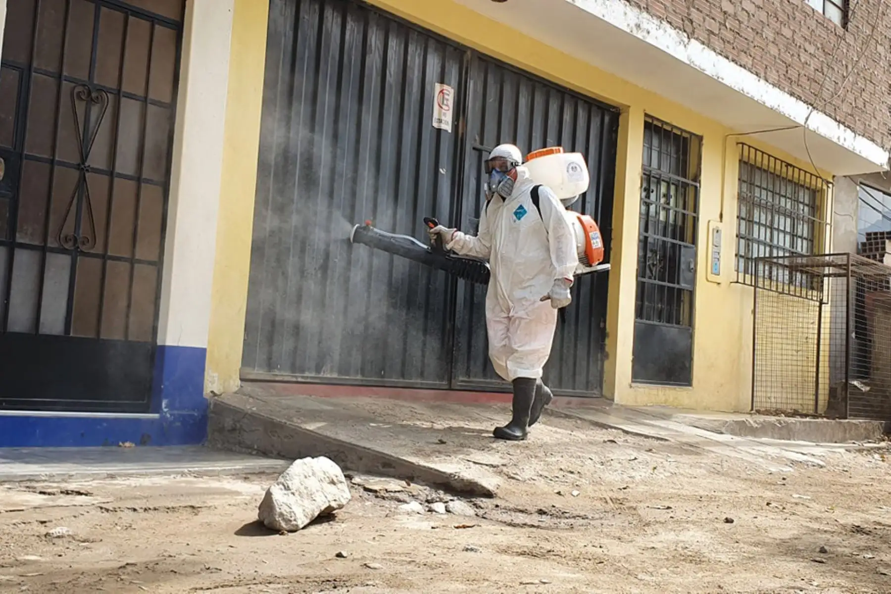 Personal de la Municipalidad de Lurigancho-Chosica ejecutó trabajos de limpieza y desinfección en el Puesto de Salud Cooperativo Pablo Patrón y alrededores del AA.HH. Primero de Enero. Foto: ANDINA/Municipalidad de Lurigancho-Chosica