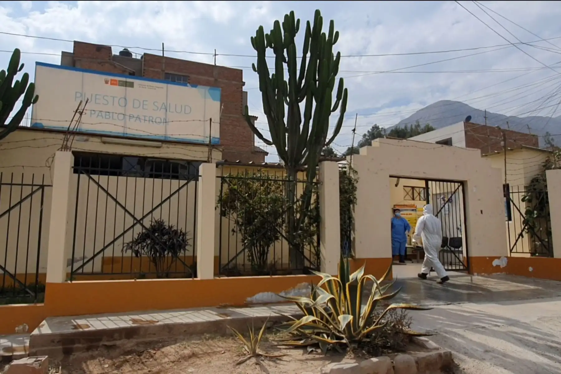 Personal de la Municipalidad de Lurigancho-Chosica ejecutó trabajos de limpieza y desinfección en el Puesto de Salud Cooperativo Pablo Patrón y alrededores del AA.HH. Primero de Enero. Foto: ANDINA/Municipalidad de Lurigancho-Chosica
