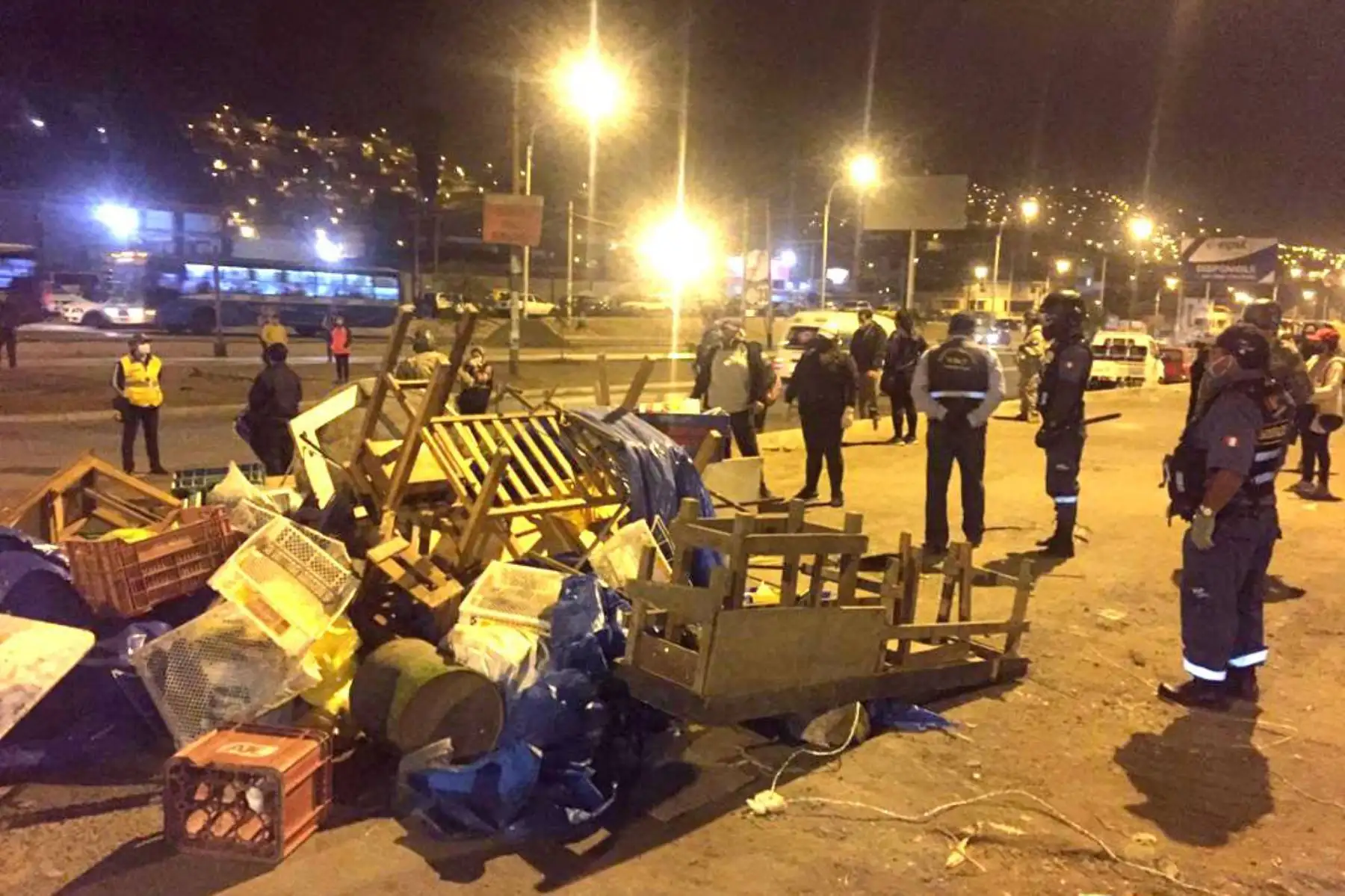Un trabajo conjunto entre el Ejército Peruano, la Policía Nacional y personal de Fiscalización y Serenazgo de la Municipalidad de Villa María del Triunfo permitió la recuperación de espacios públicos de zonas como “El Hueco” que se había convertido en foco infeccioso de coronavirus. Foto: ANDINA/Municipalidad de Villa María del Triunfo