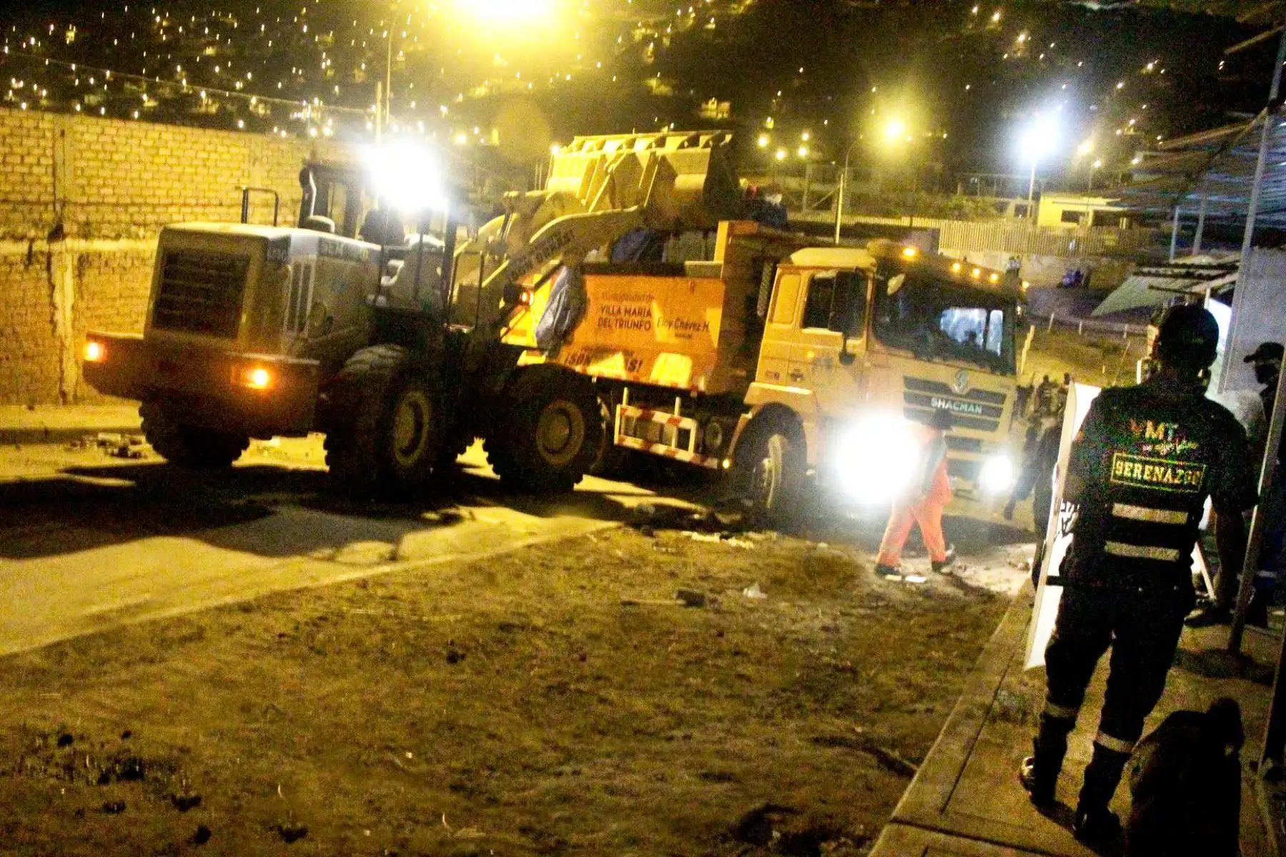 Un trabajo conjunto entre el Ejército Peruano, la Policía Nacional y personal de Fiscalización y Serenazgo de la Municipalidad de Villa María del Triunfo permitió la recuperación de espacios públicos de zonas como “El Hueco” que se había convertido en foco infeccioso de coronavirus. Foto: ANDINA/Municipalidad de Villa María del Triunfo