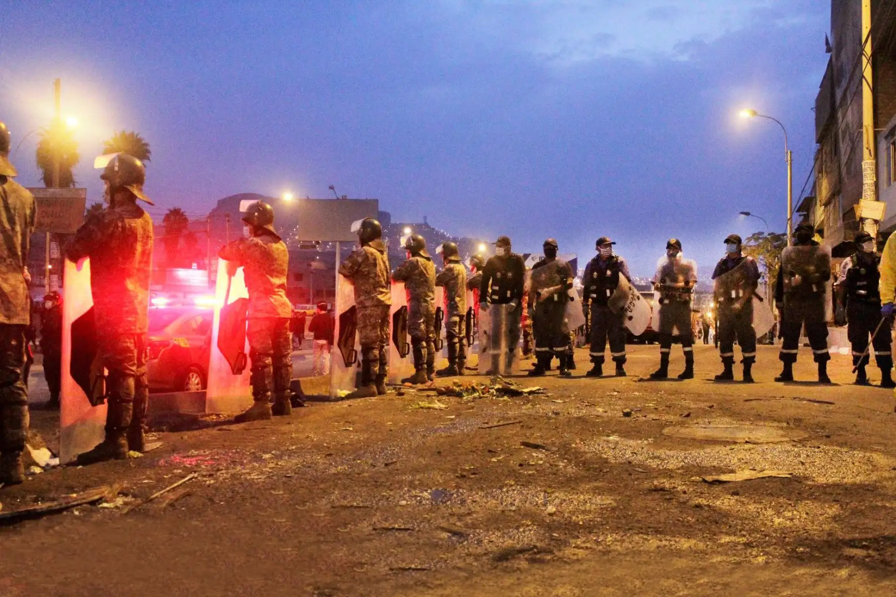 Un trabajo conjunto entre el Ejército Peruano, la Policía Nacional y personal de Fiscalización y Serenazgo de la Municipalidad de Villa María del Triunfo permitió la recuperación de espacios públicos de zonas como “El Hueco” que se había convertido en foco infeccioso de coronavirus. Foto: ANDINA/Municipalidad de Villa María del Triunfo