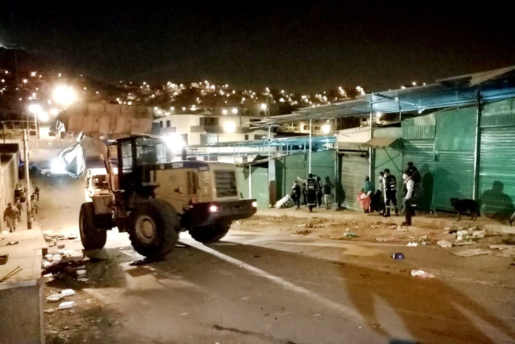 Un trabajo conjunto entre el Ejército Peruano, la Policía Nacional y personal de Fiscalización y Serenazgo de la Municipalidad de Villa María del Triunfo permitió la recuperación de espacios públicos de zonas como “El Hueco” que se había convertido en foco infeccioso de coronavirus. Foto: ANDINA/Municipalidad de Villa María del Triunfo