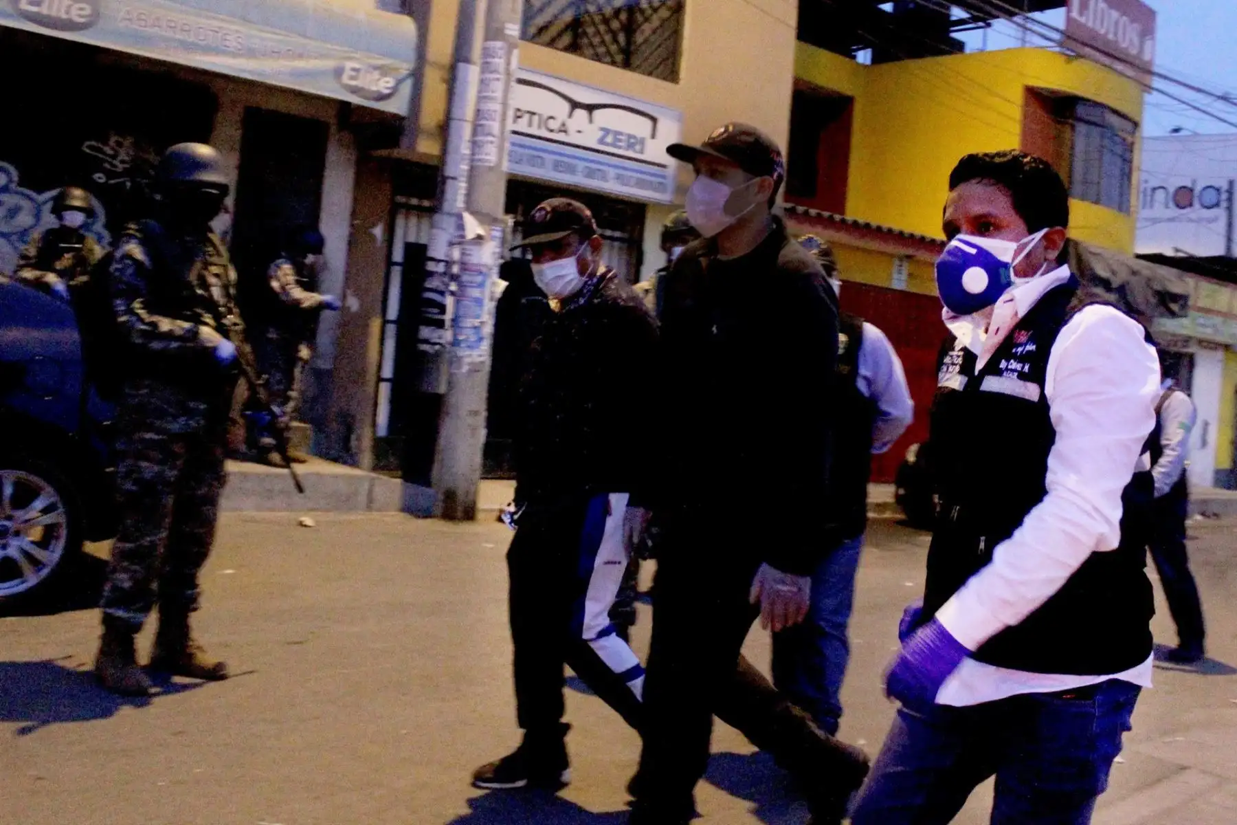 Un trabajo conjunto entre el Ejército Peruano, la Policía Nacional y personal de Fiscalización y Serenazgo de la Municipalidad de Villa María del Triunfo permitió la recuperación de espacios públicos de zonas como “El Hueco” que se había convertido en foco infeccioso de coronavirus. Foto: ANDINA/Municipalidad de Villa María del Triunfo
