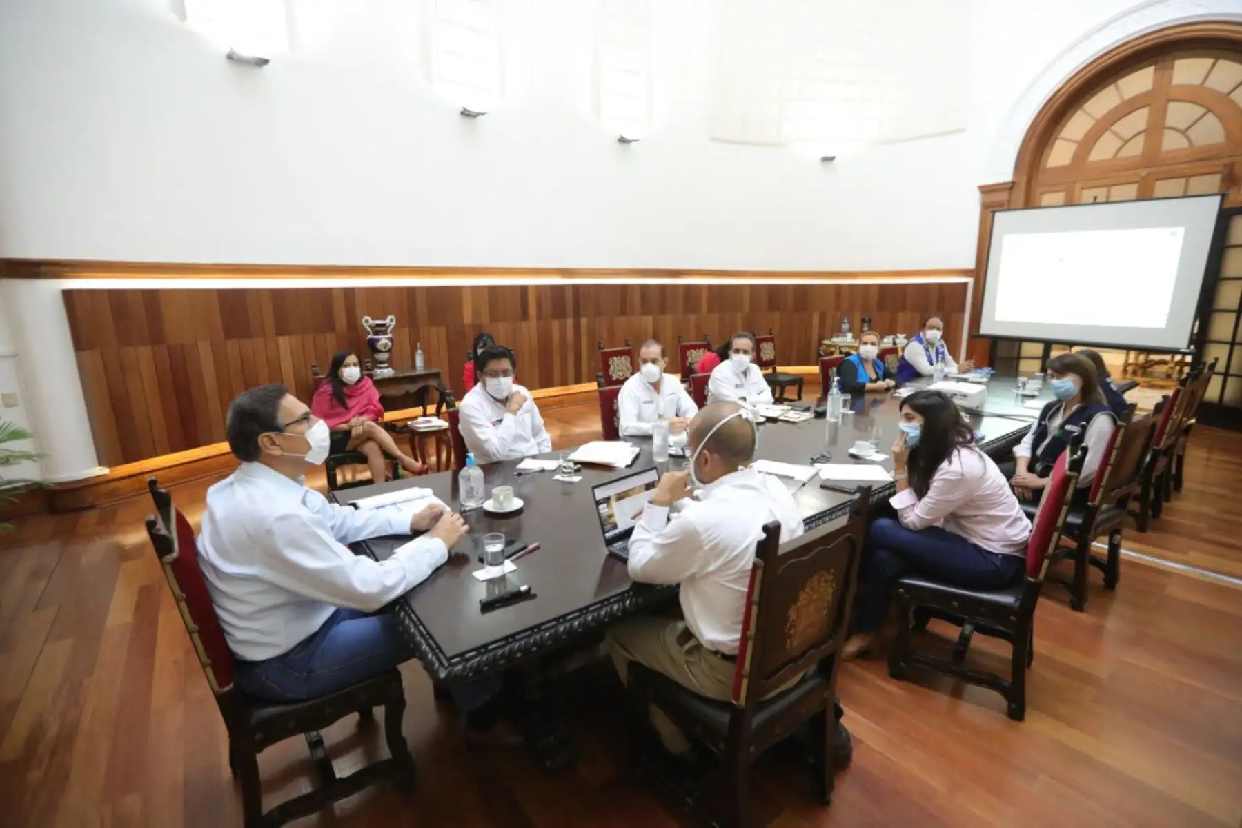 El presidente Martin Vizcarra, ministros de Estado, responsables del sistema de salud e integrantes del Comando COVID-19 se reúnen para definir las próximas medidas contra el coronavirus y proteger la vida y salud. Foto: Presidencia